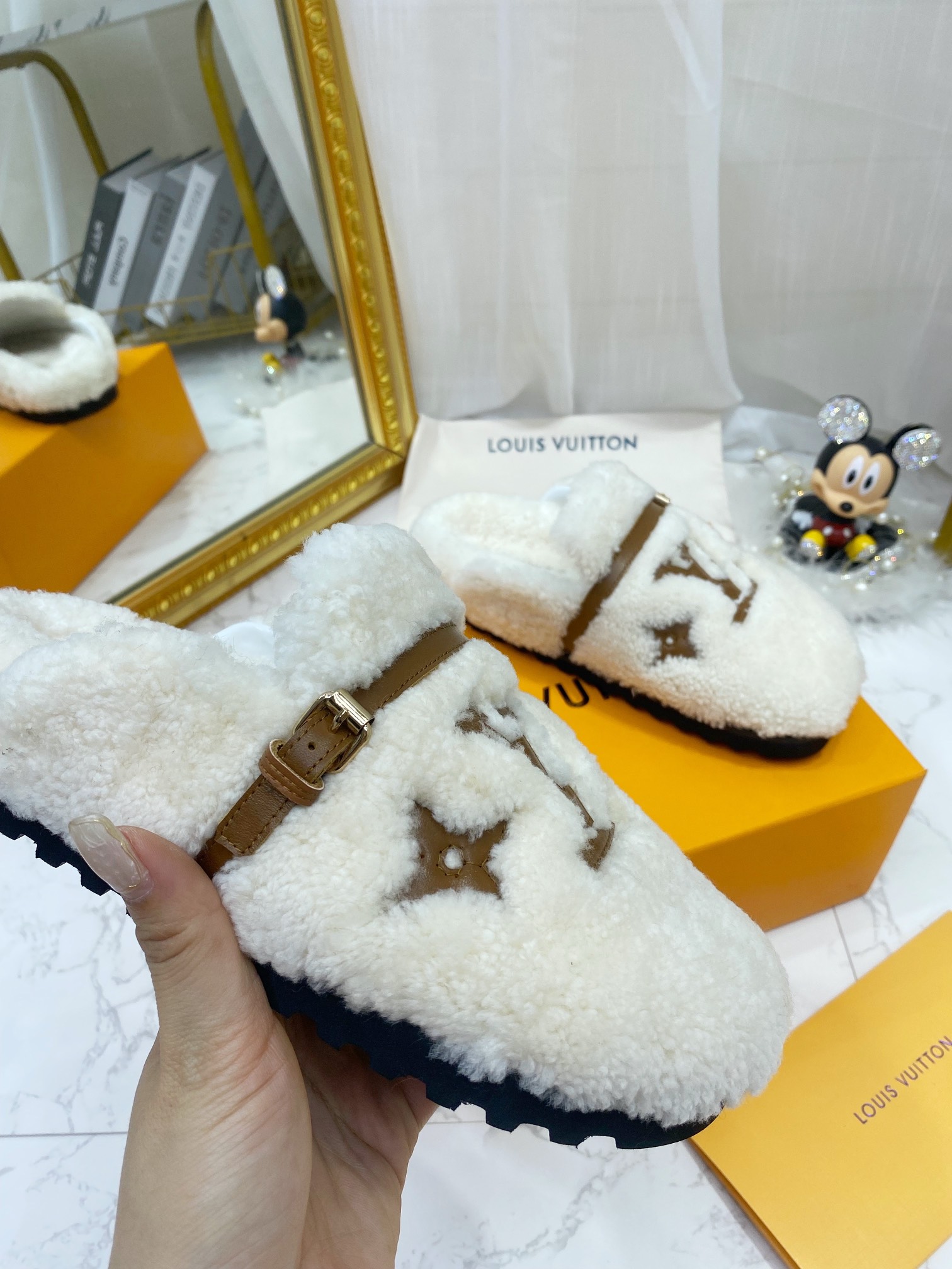 L0vis Vvtt0n Women’s Winterbreak Flat Comfort Mule White For Women LV