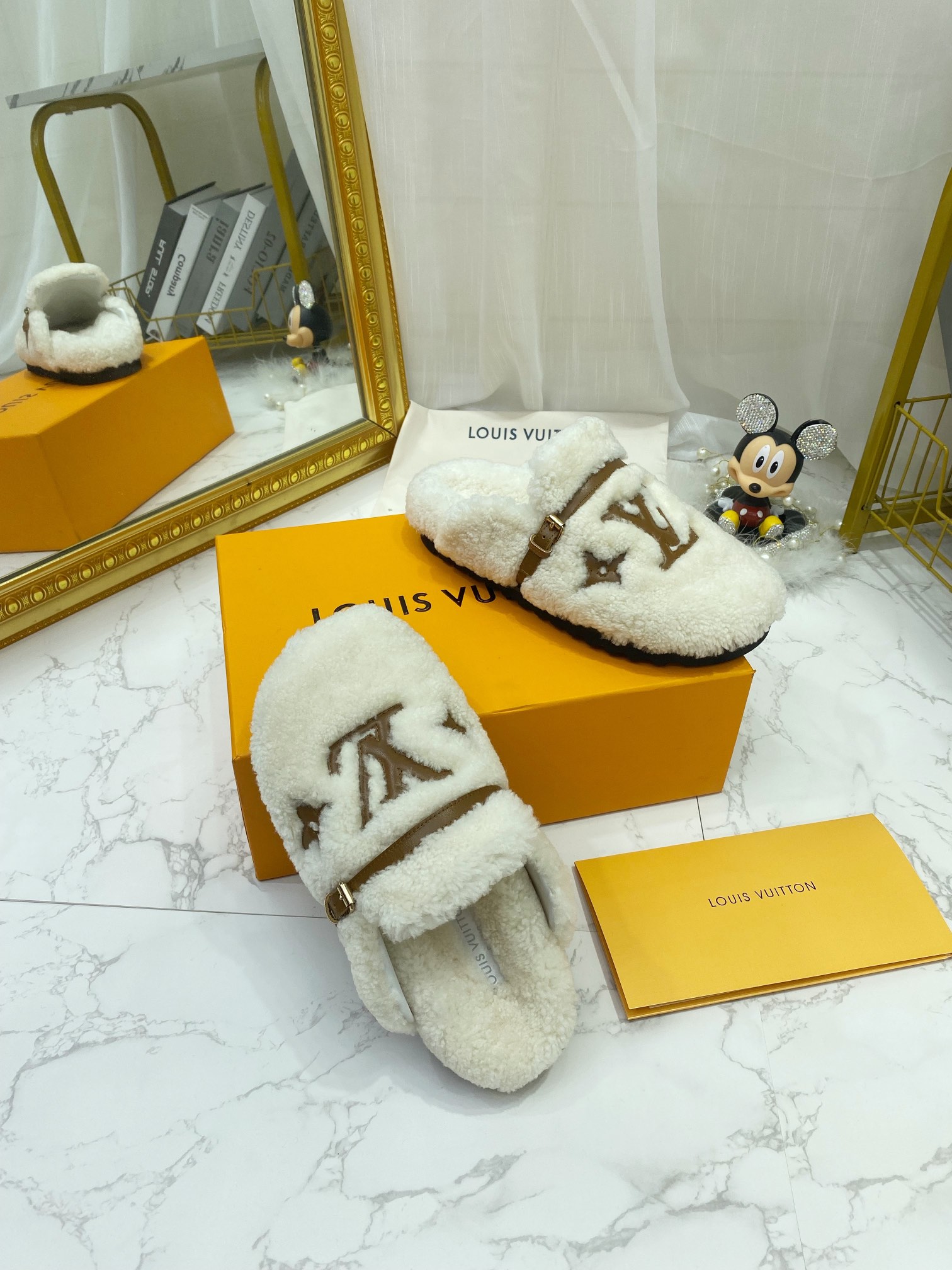 L0vis Vvtt0n Women’s Winterbreak Flat Comfort Mule White For Women LV