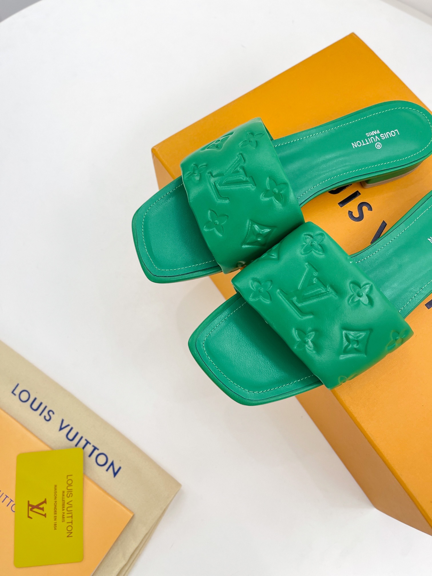 L0vis Vvtt0n Women’s Revival Flat Mule Green For Women LV 1A9P5L