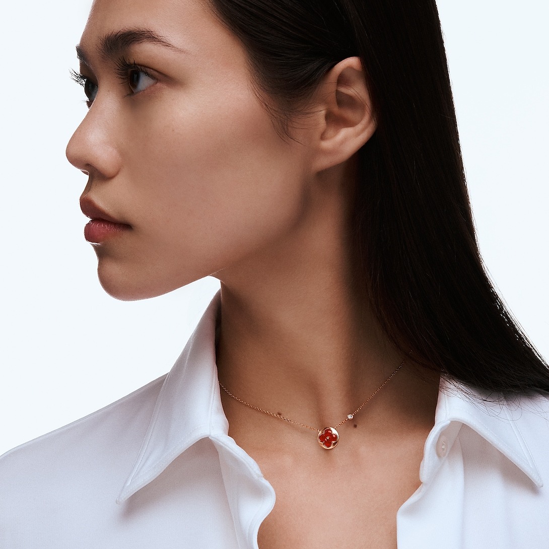 L0vis Vvtt0n Color Blossom BB Sun Pendant Necklace Pink-Toned For Women Q93826