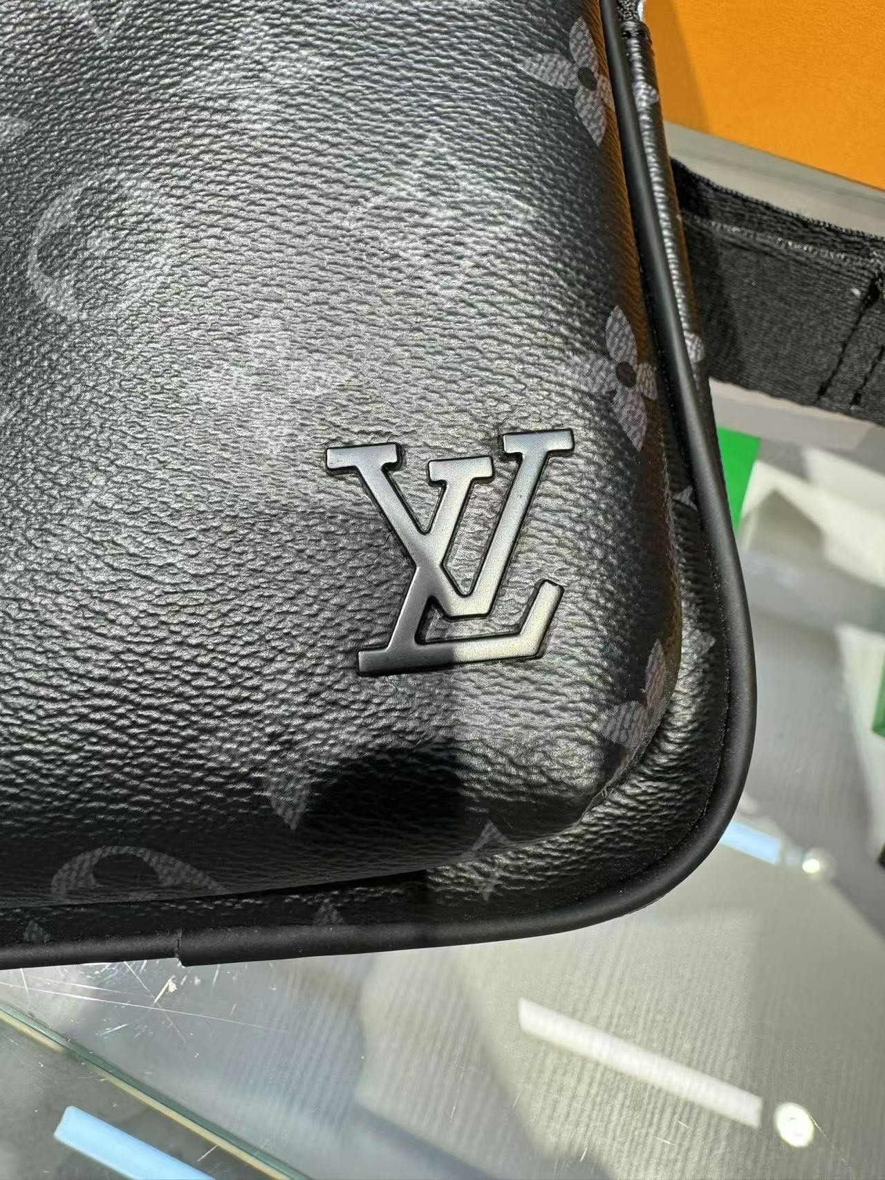 L0vis Vvtt0n Avenue NM Slingbag Black For Men 31cm/12.2in