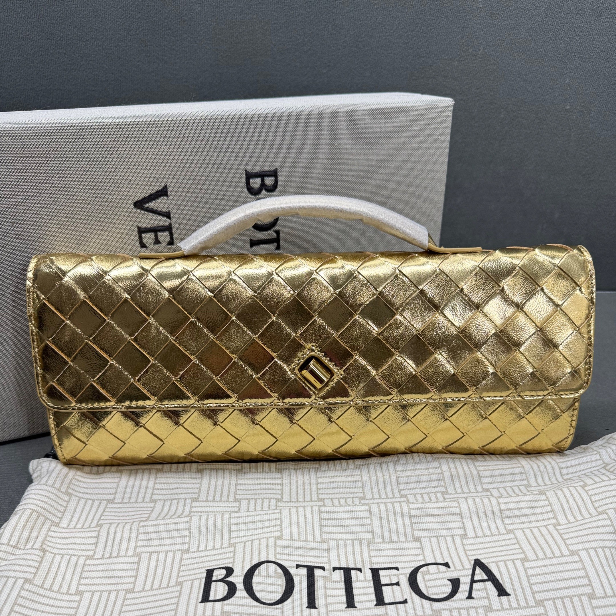 B0tt*ga Ven*ta Andiamo Clutch 12.2in/ 31cm Gold Metallic Gold Hardware For Women 741511V4P128922