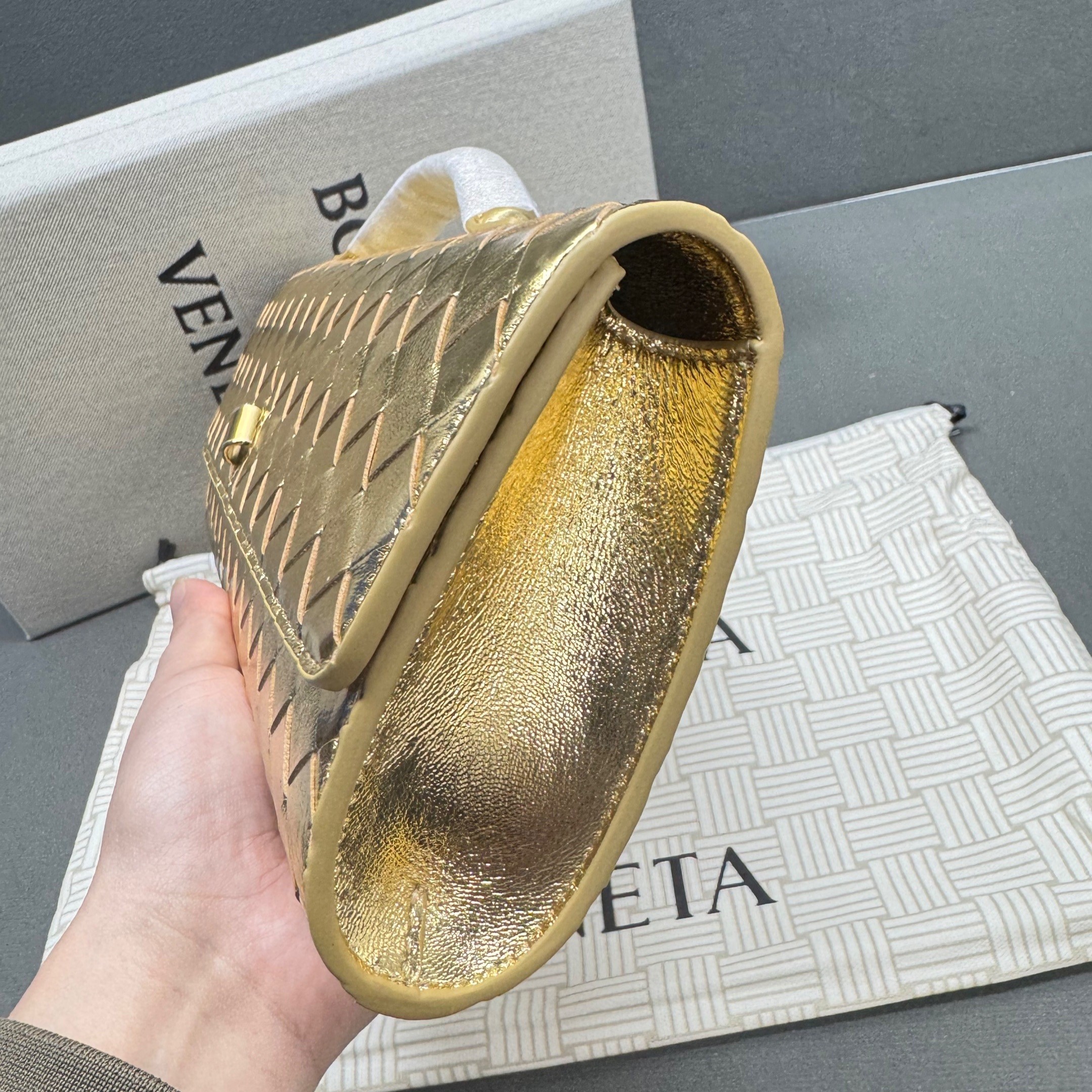 B0tt*ga Ven*ta Andiamo Clutch 12.2in/ 31cm Gold Metallic Gold Hardware For Women 741511V4P128922