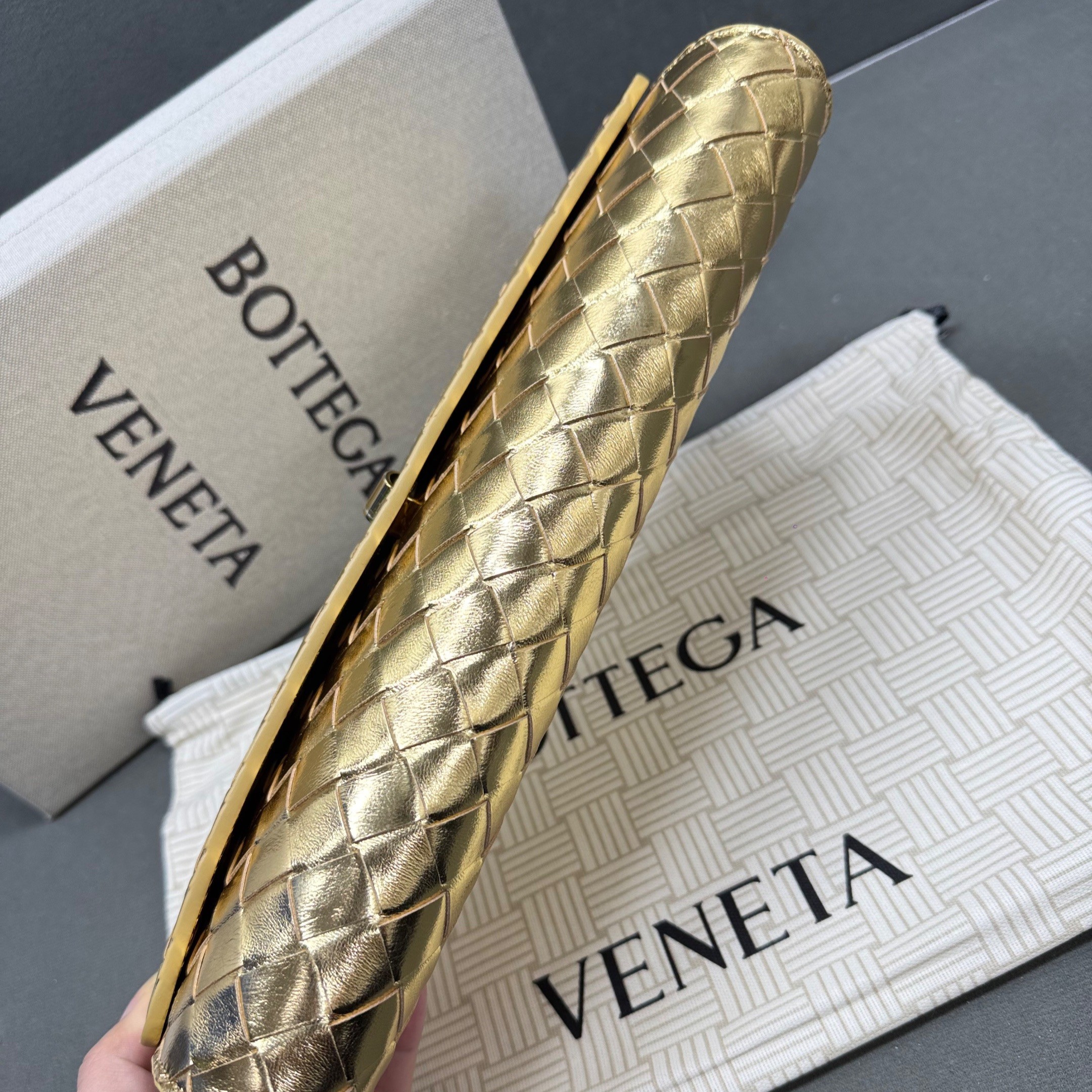 B0tt*ga Ven*ta Andiamo Clutch 12.2in/ 31cm Gold Metallic Gold Hardware For Women 741511V4P128922