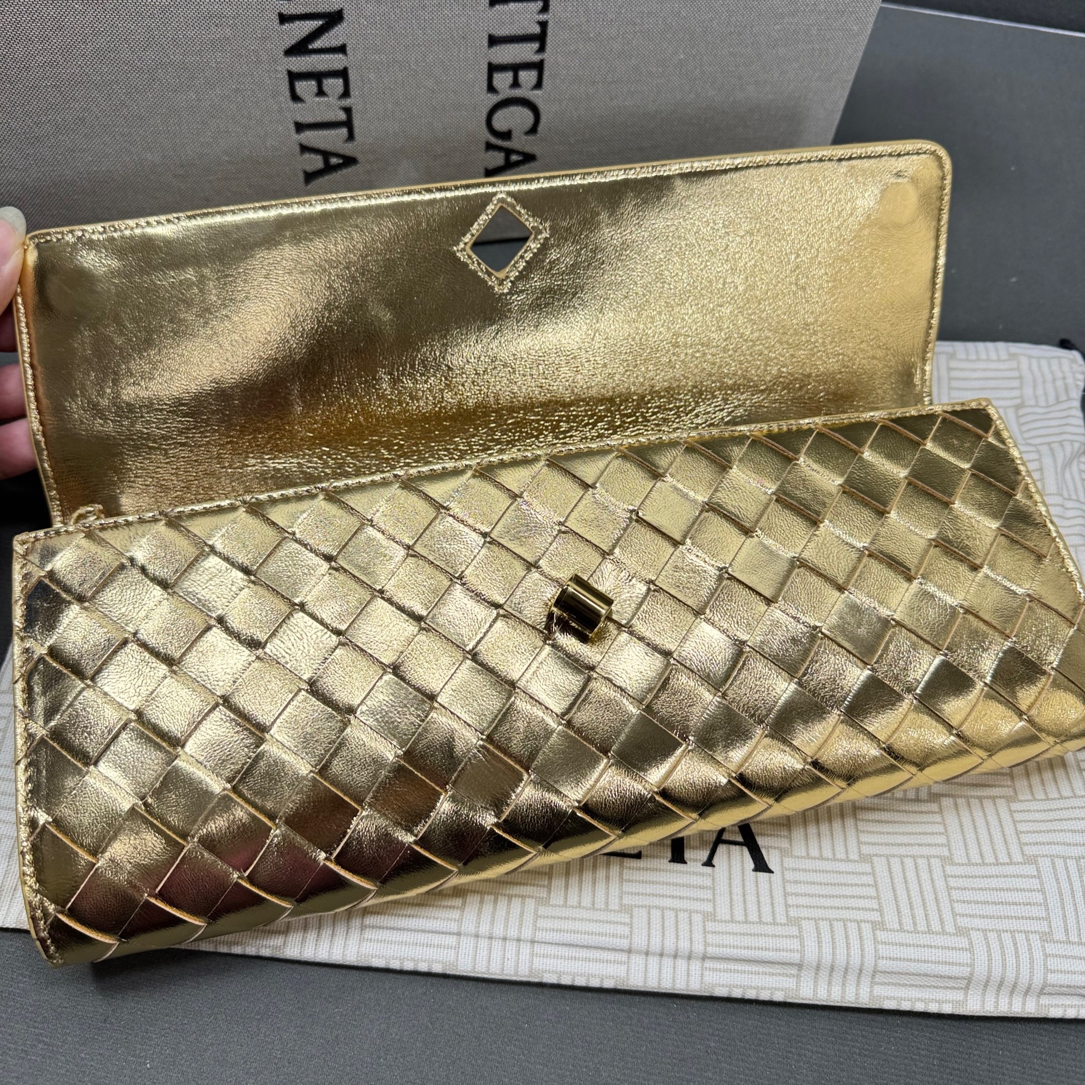 B0tt*ga Ven*ta Andiamo Clutch 12.2in/ 31cm Gold Metallic Gold Hardware For Women 741511V4P128922