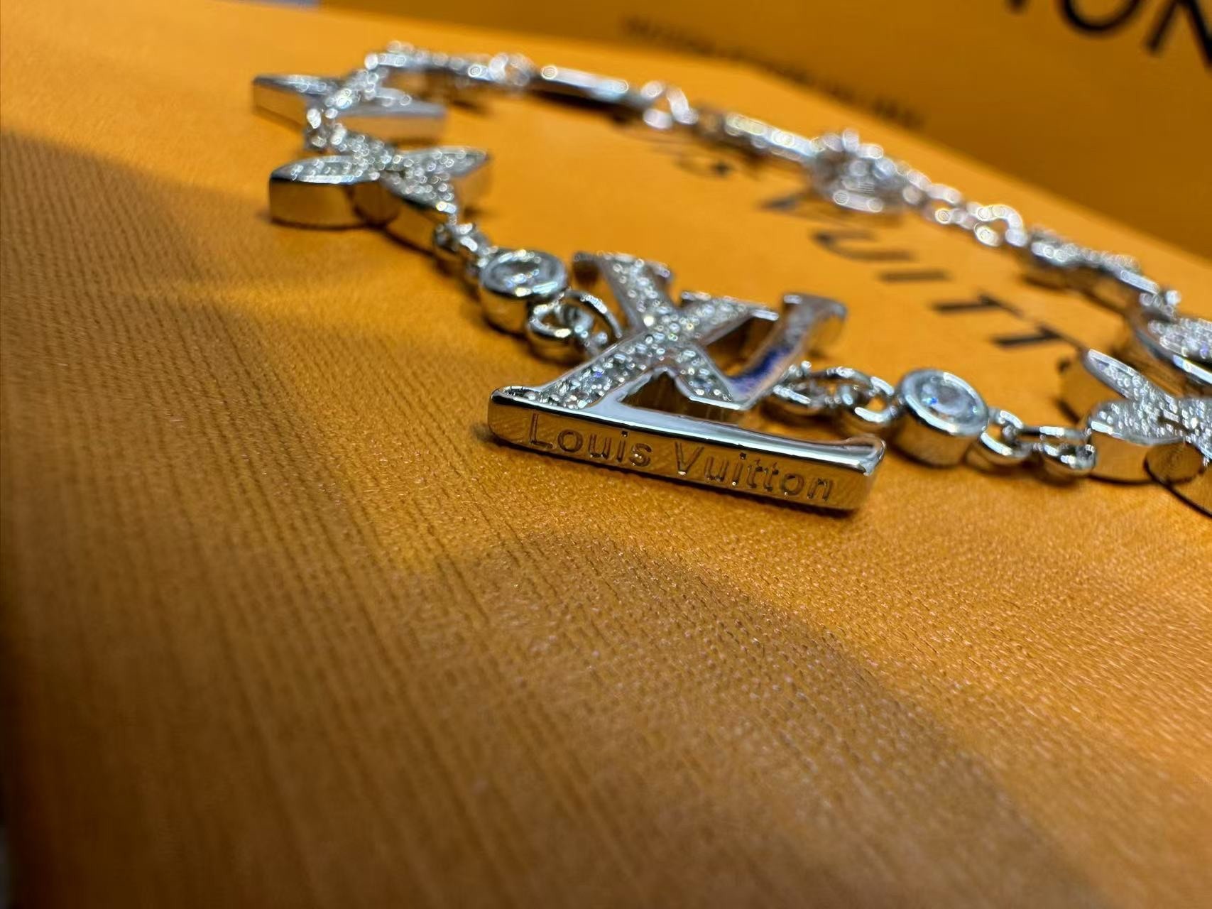 L0vis Vvtt0n Bracelet