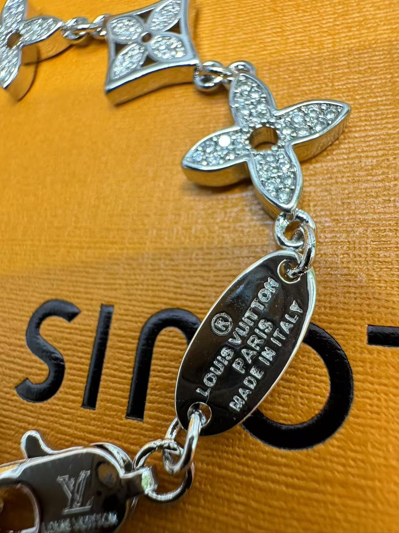 L0vis Vvtt0n Bracelet