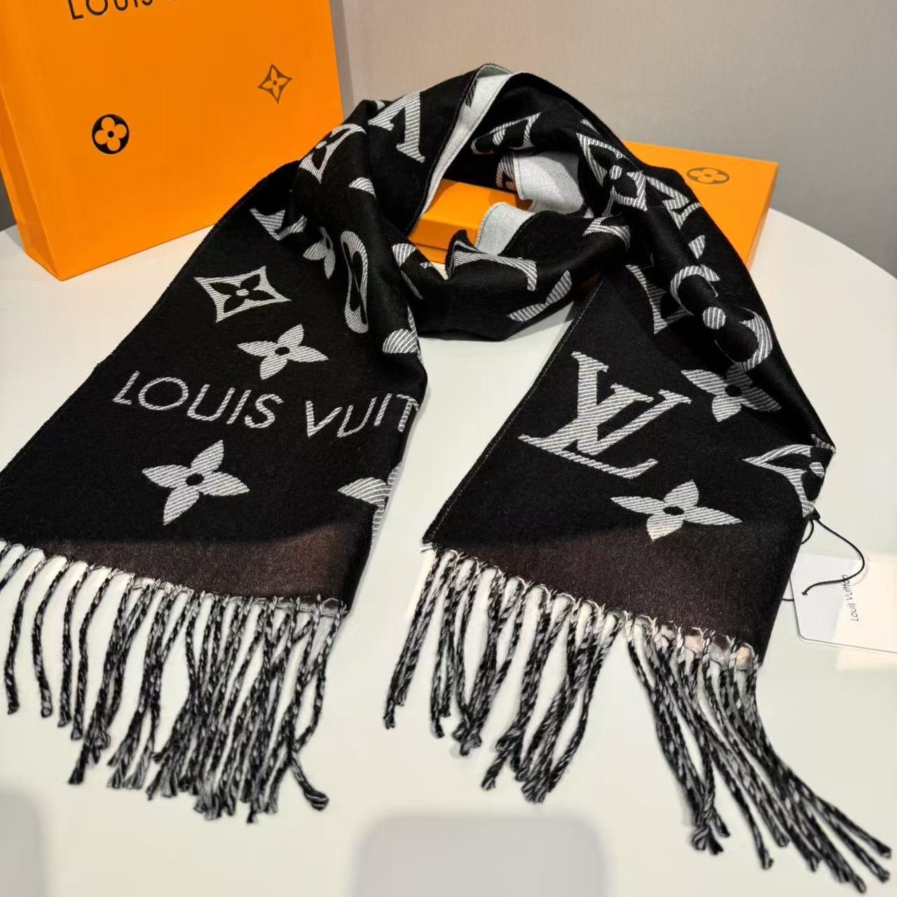L0vis Vvtt0n LV Essential Scarf Black For Women