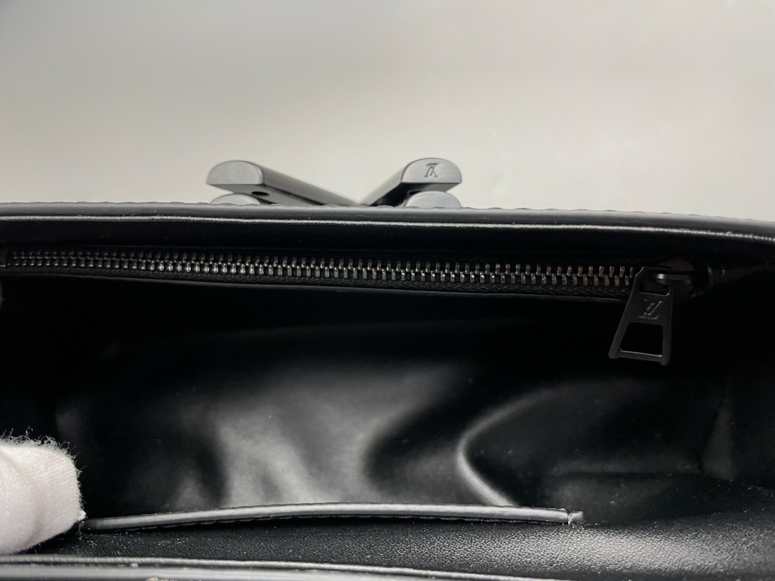 L0vis Vvtt0n Twist West Black For Women 24cm/9.3in – M25336