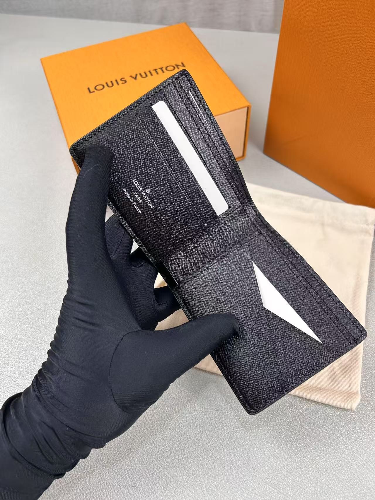 L0vis Vvtt0n Multiple Wallet Taiga Black For Men, Men’s Wallet 4.5in/11.5cm LV M30295