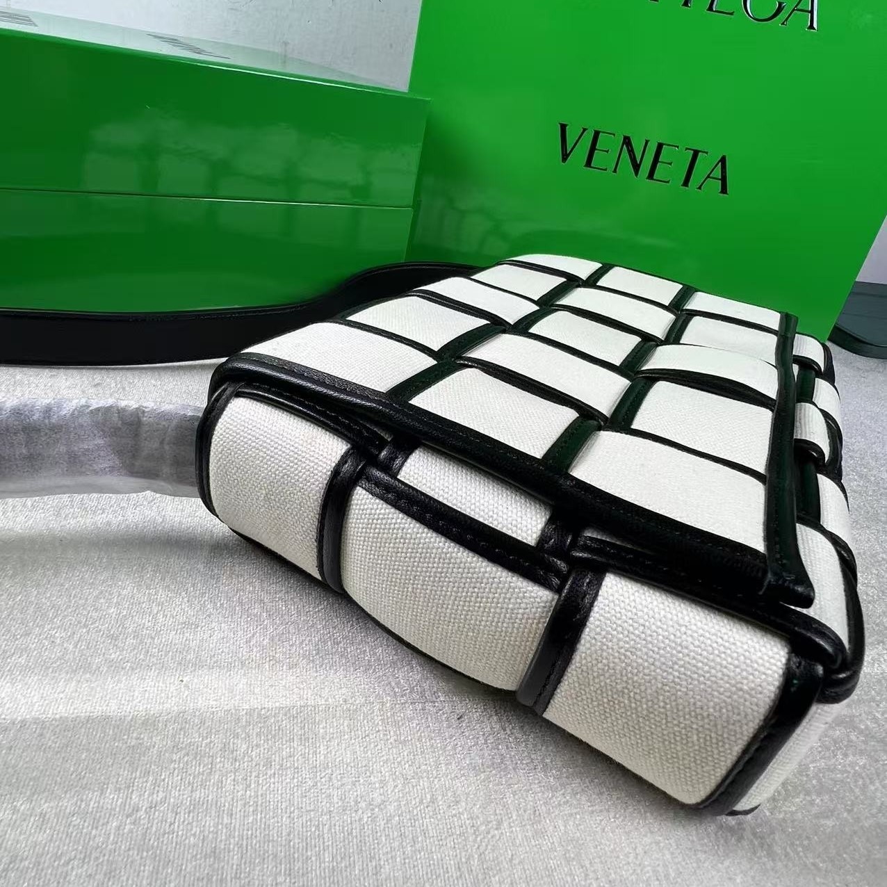 [True-to-ORIGINAL] B0tt*ga Ven*ta Padded Cassette Beige And Black, For Women, Women’s Bags 10.2in/26cm 710210V2AJ19811