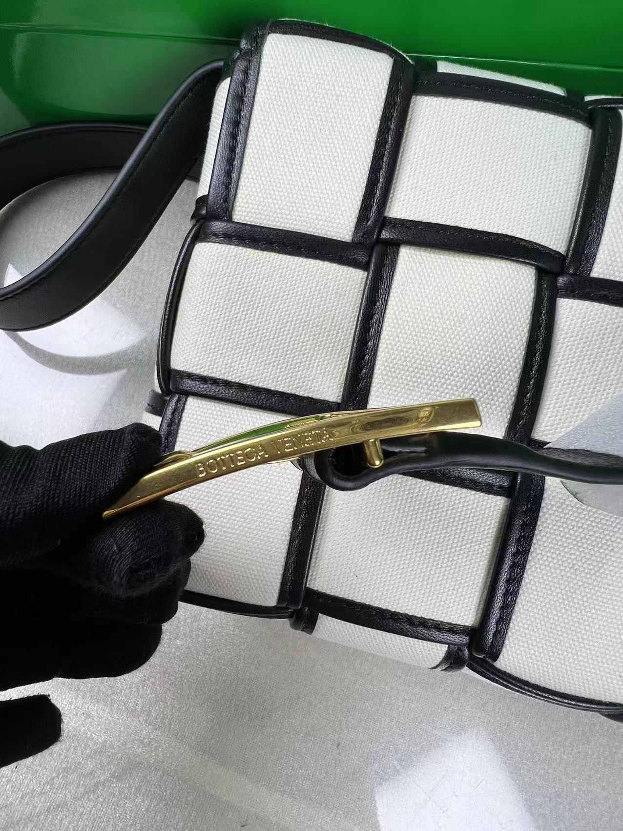 [True-to-ORIGINAL] B0tt*ga Ven*ta Padded Cassette Beige And Black, For Women, Women’s Bags 10.2in/26cm 710210V2AJ19811