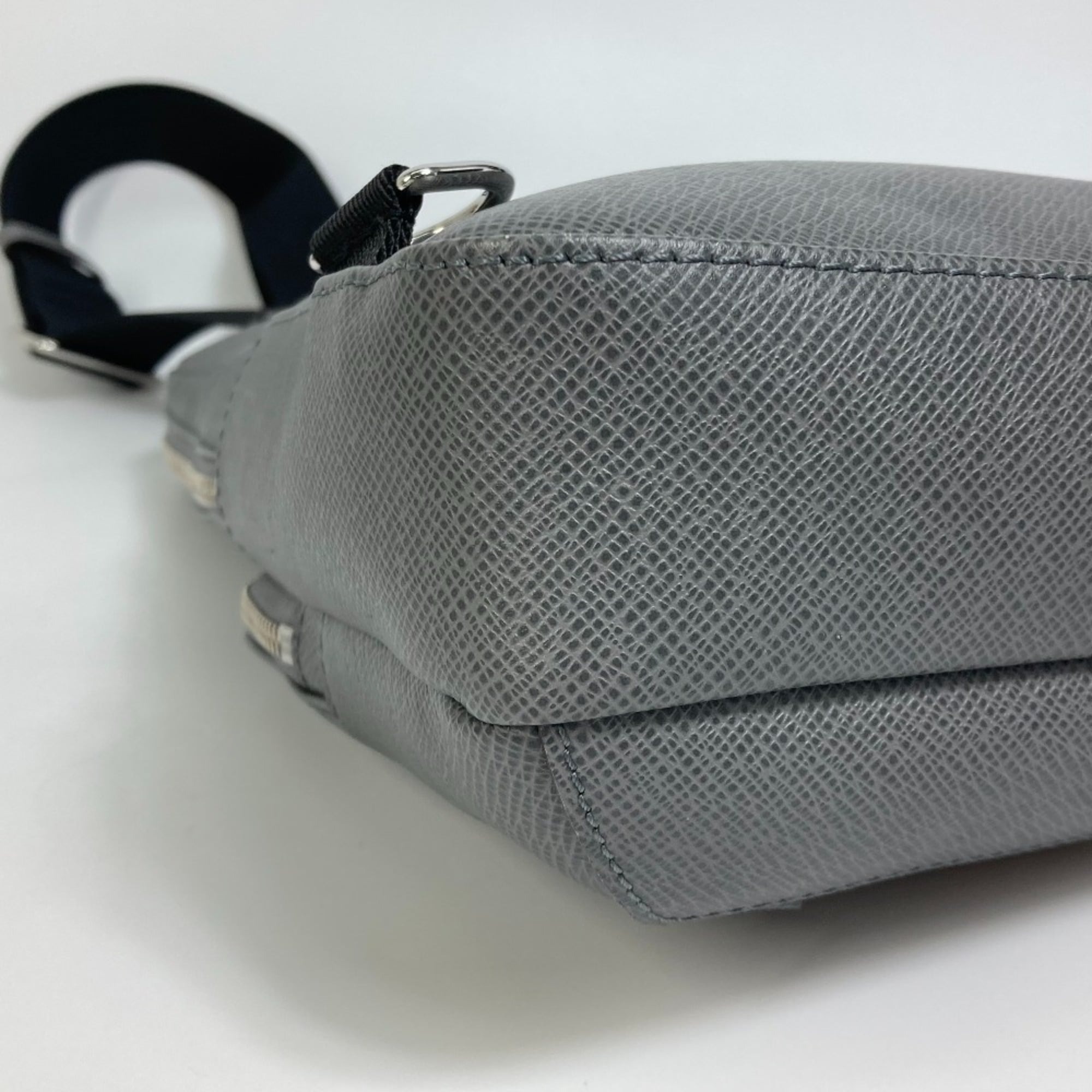 L0vis Vvtt0n Avenue Sling Bag Taiga Grey For Men, Men’s Bags, Crossbody Bags 12.2in/31cm LV M30801