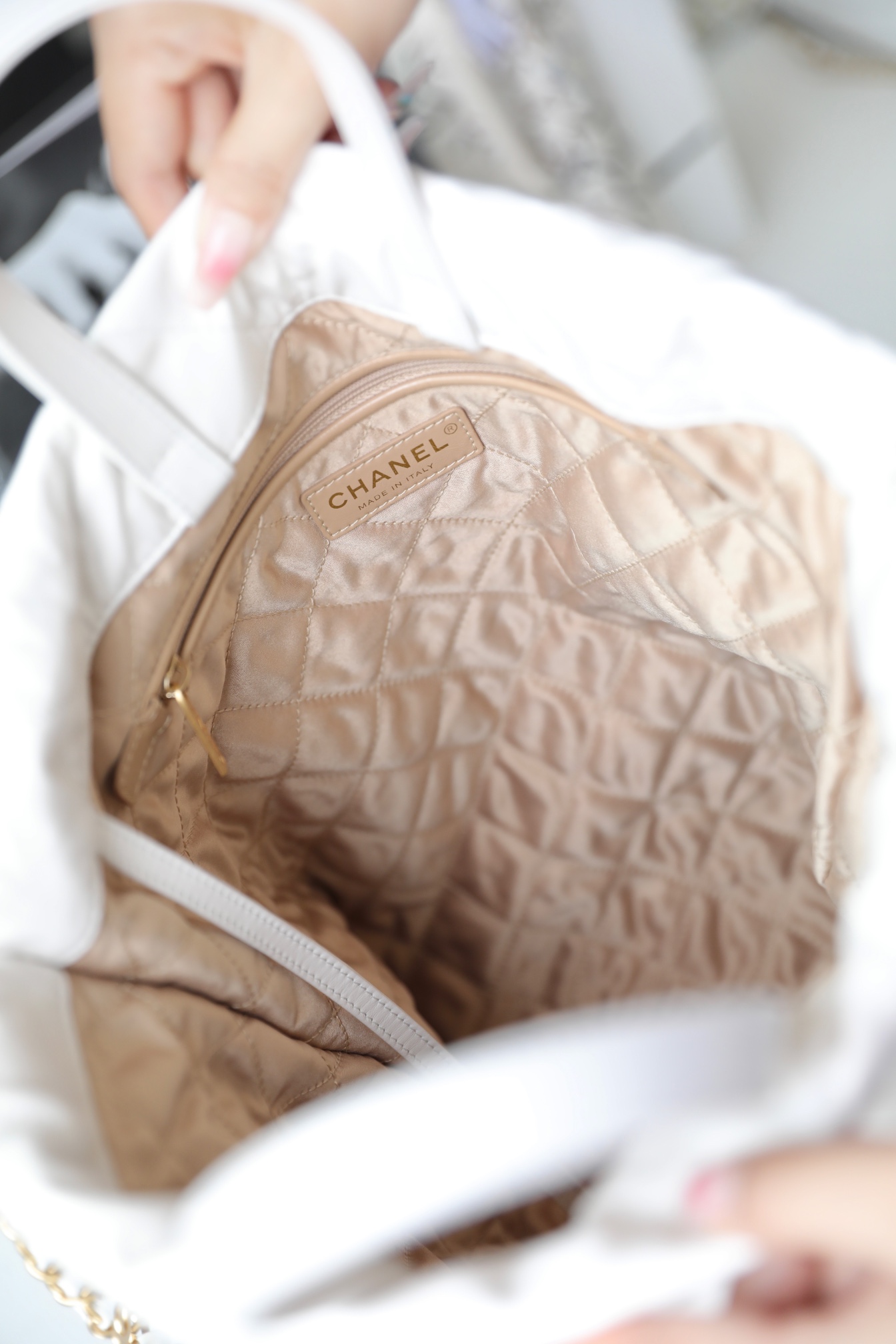 [True-to-ORIGINAL] Ch**el Large Ch**el 22 Backpack White For Women, Women’s Bags 19.9in/51cm AS3313 B08037 10601