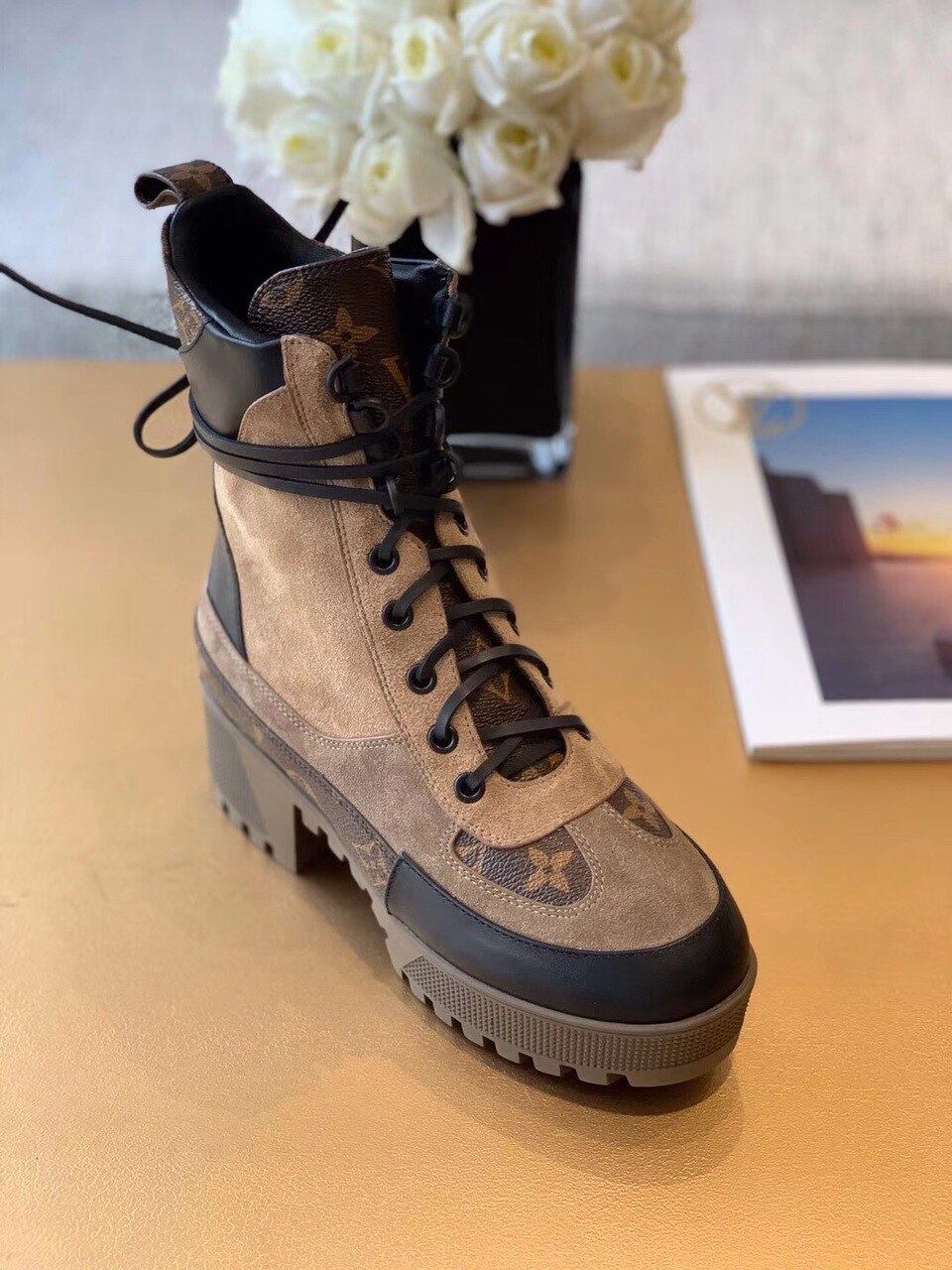 L0vis Vvtt0n Laureate Desert Boots Patent Monogram Material Brown For Women LV 1A4XYE