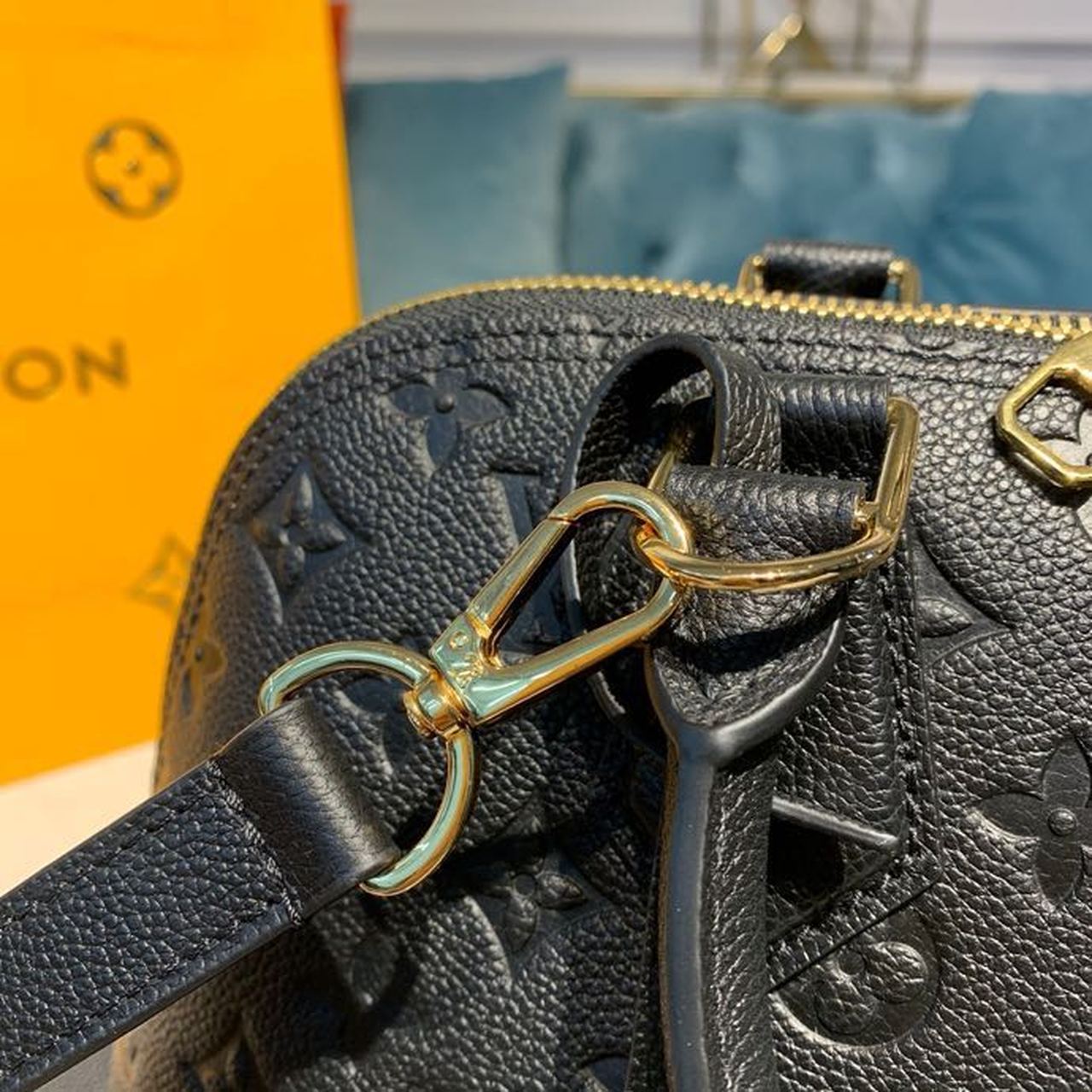 L0vis Vvtt0n Neo Alma Bag 32cm Monogram Empreinte Canvas Spring/Summer Collection M44832, Black