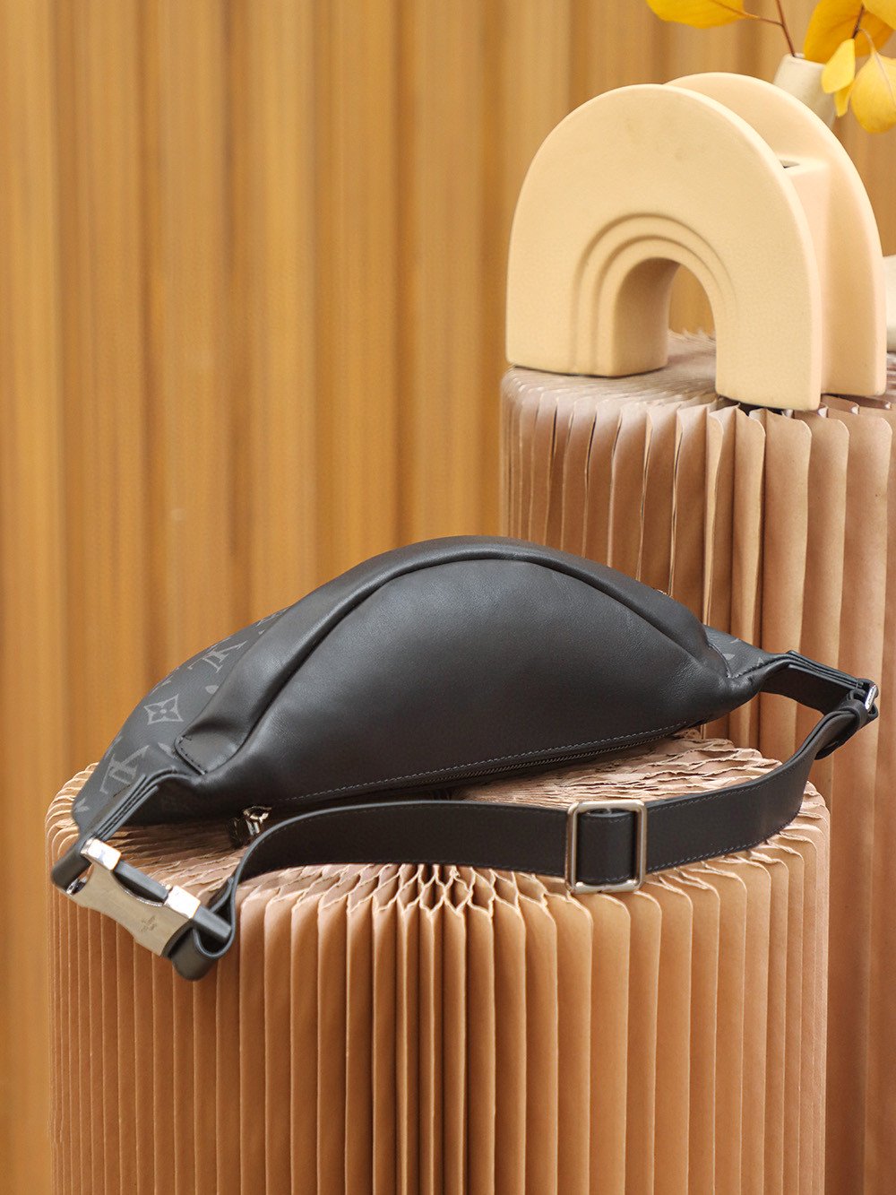 L0vis Vvtt0n Discovery Bumbag PM Monogram Eclipse Canvas For Men, Men’s Bags, Belt Bags 17.3in/44cm LV M46035