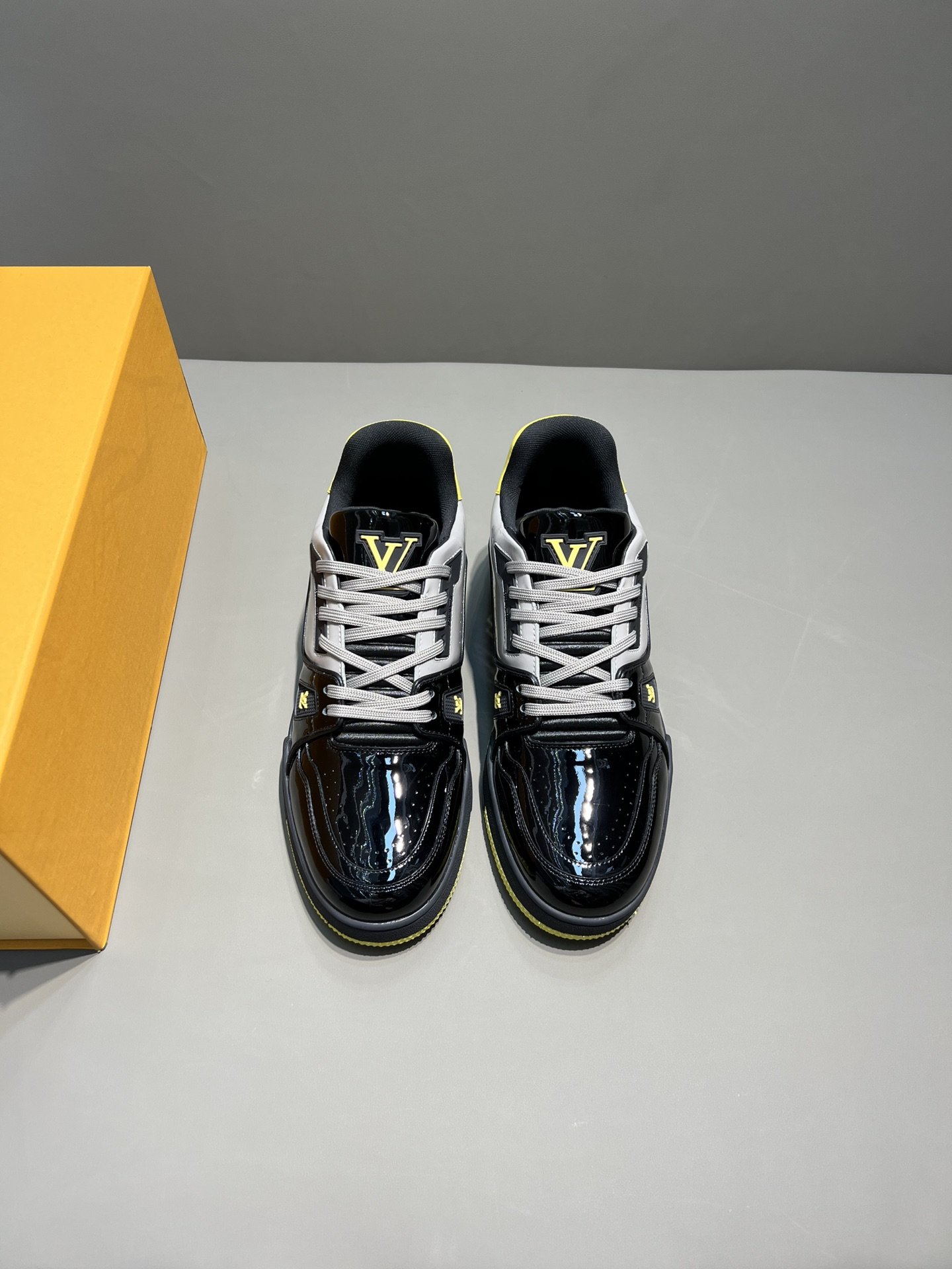 L0vis Vvtt0n Trainer Sneaker Patent Canvas Black Virgil Abloh For Men LV 1A9JTV