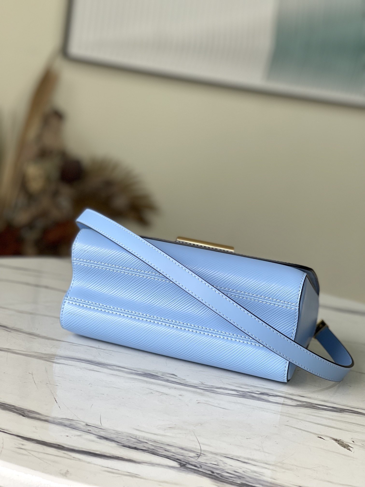 L0vis Vvtt0n Twist MM Monogram Flower Bleu Nuage Blue For Women, Women’s Handbags, Shoulder And Crossbody Bags 9.1in/23cm LV M59627