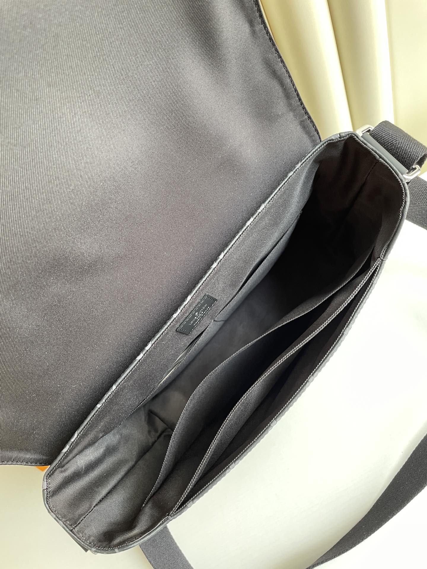 L0vis Vvtt0n District MM Monogram Eclipse Canvas For Men, Men’s Bags, Shoulder And Crossbody Bags 12.2in/31cm LV M44001