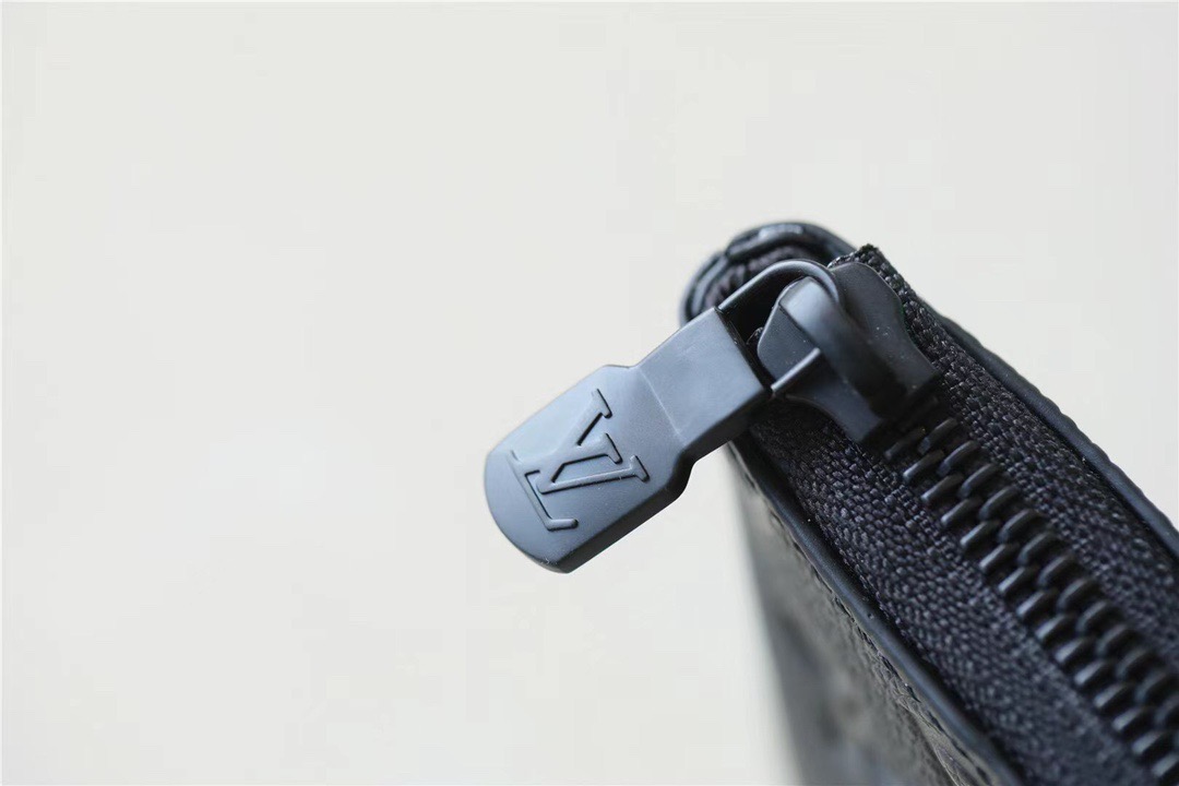 L0vis Vvtt0n MM Etui De Voyage Taurillon Monogram For Men, Men’s Wallet 13.4in/34cm LV