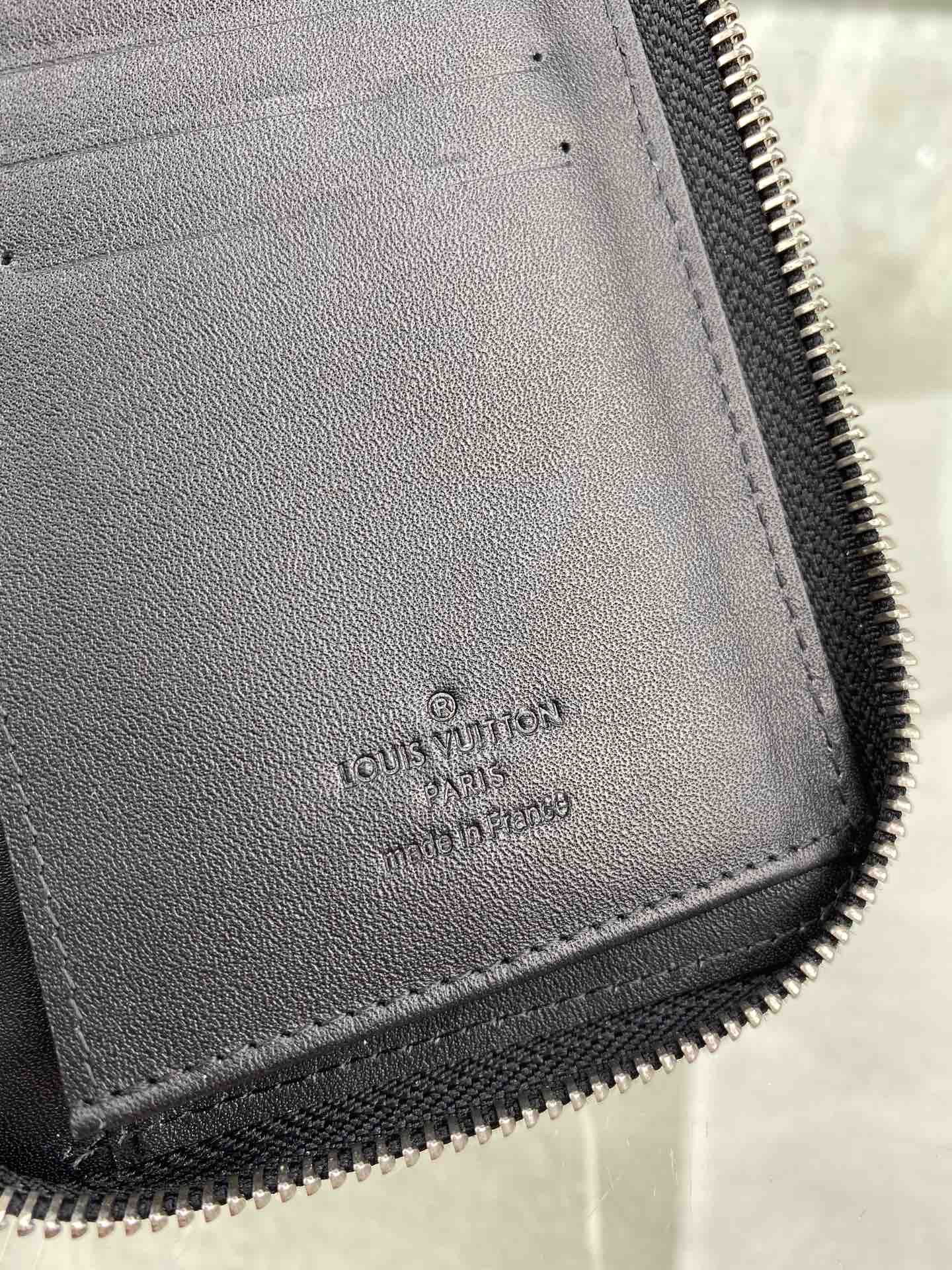 L0vis Vvtt0n Zippy Wallet Vertical Damier Infini For Men, Men’s Wallet 7.9in/20cm LV N63548