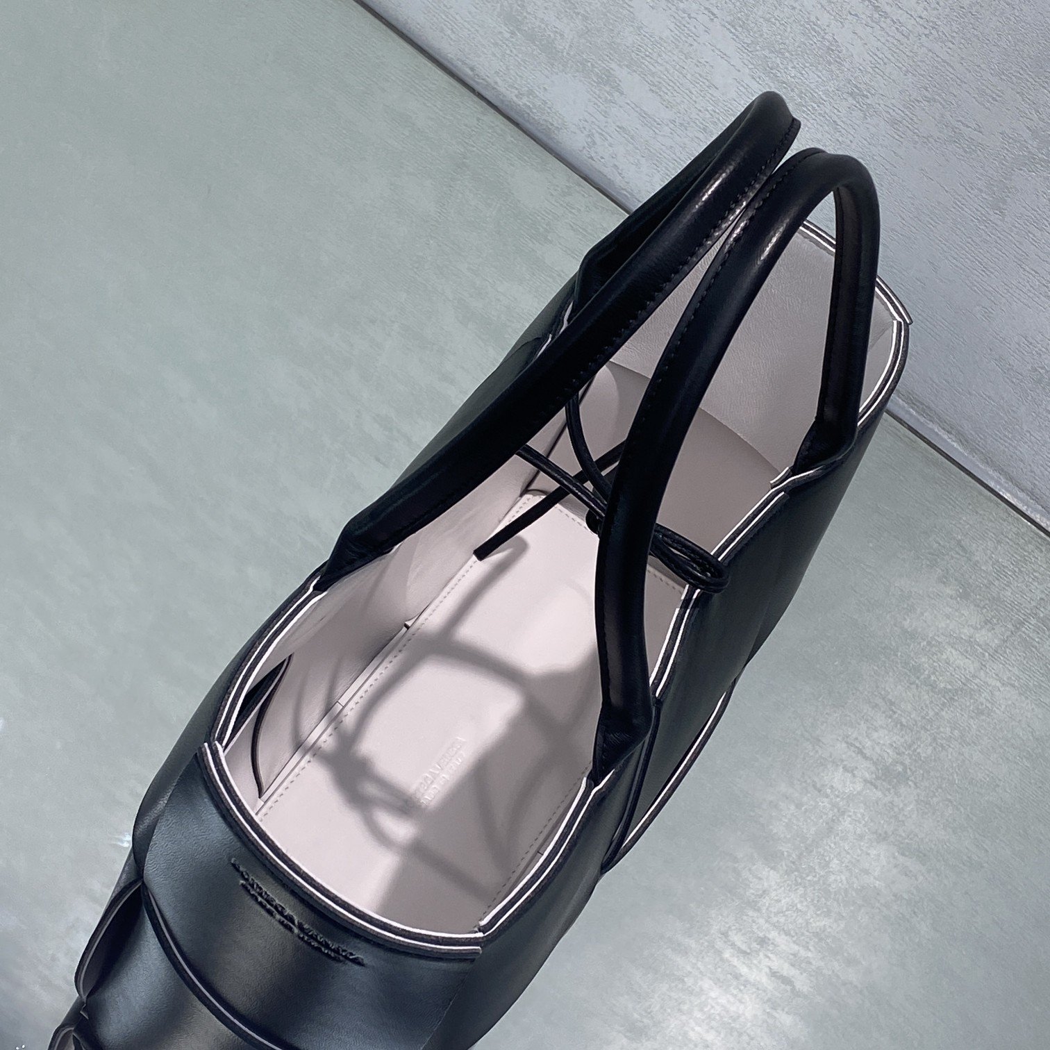 B0tt*ga Ven*ta Small Arco Tote Bag Black, For Women, Women’s Bags 14.2in/36cm