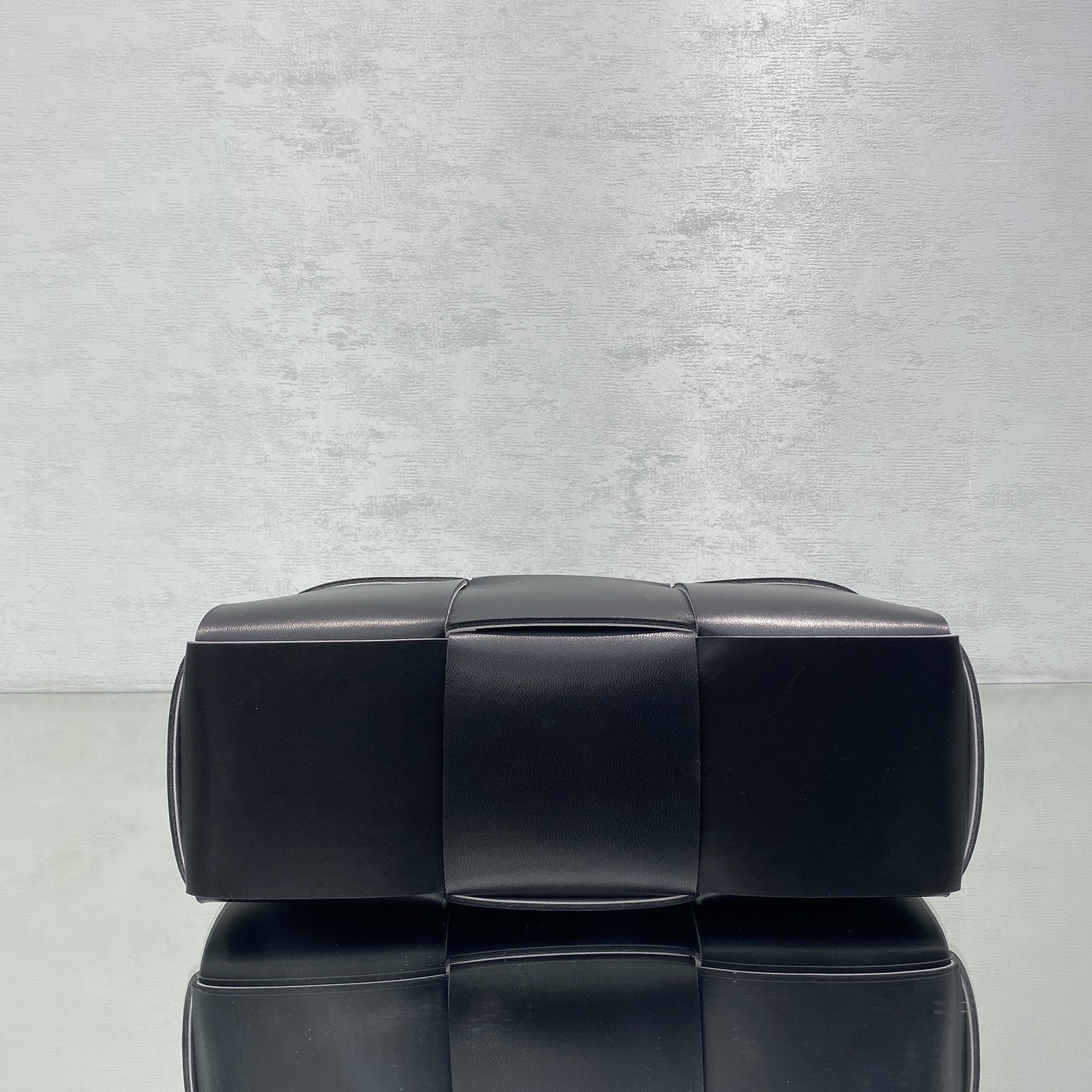 B0tt*ga Ven*ta Small Arco Tote Bag Black, For Women, Women’s Bags 14.2in/36cm