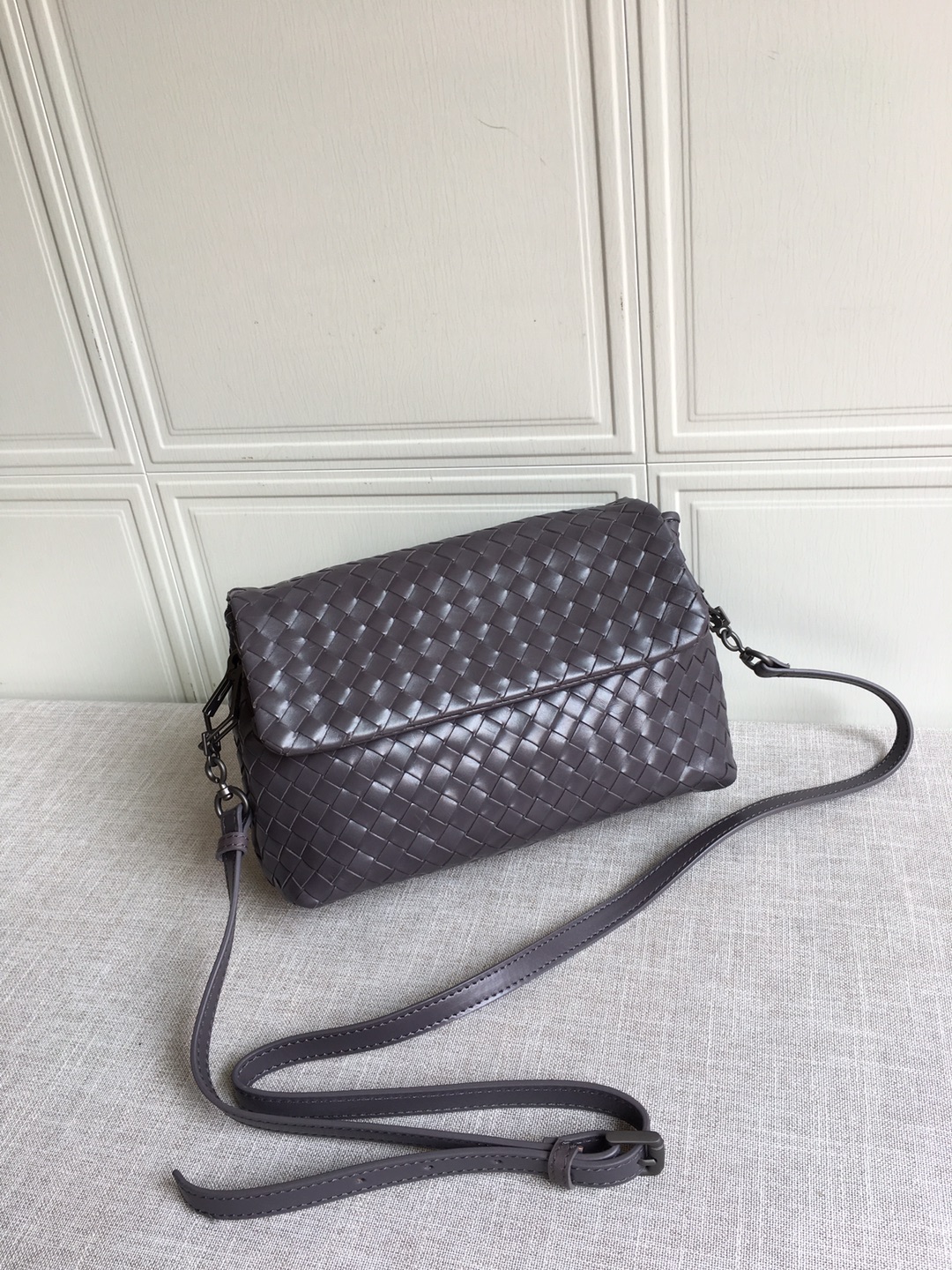 B0tt*ga Ven*ta Classic Intrecciato Dark Brown, For Women, Women’s Bags 8.9in/22.5cm