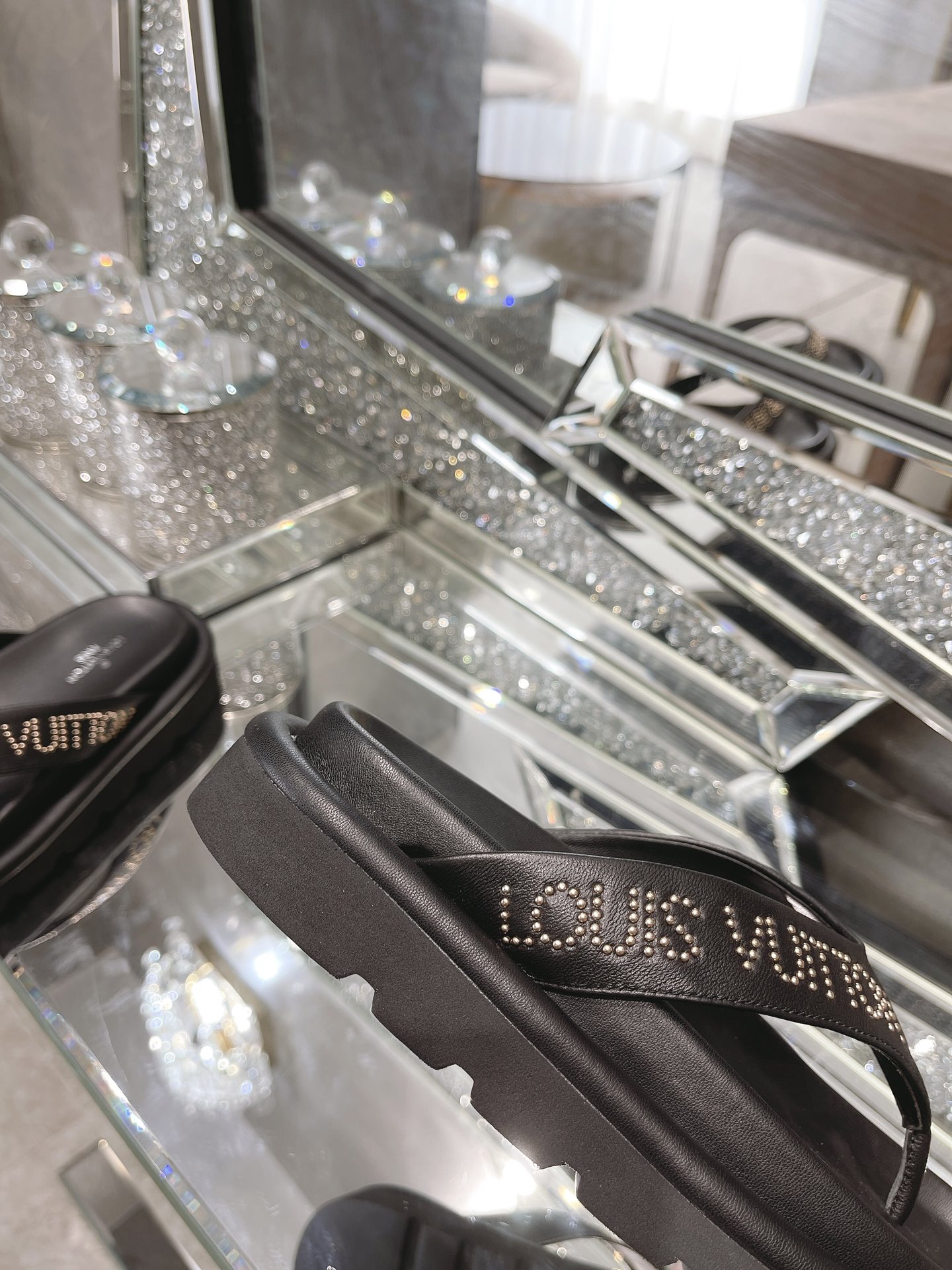 L0vis Vvtt0n Women’s The Pool Pillow Flat Comfort Thong Black For Women LV 1AABF9