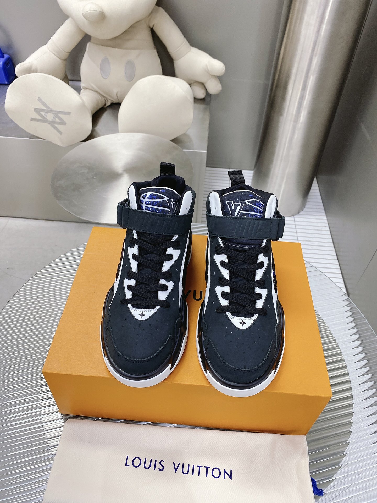 L0vis Vvtt0n Women’s Sneaker LV Trainer 2 Black For Women LV