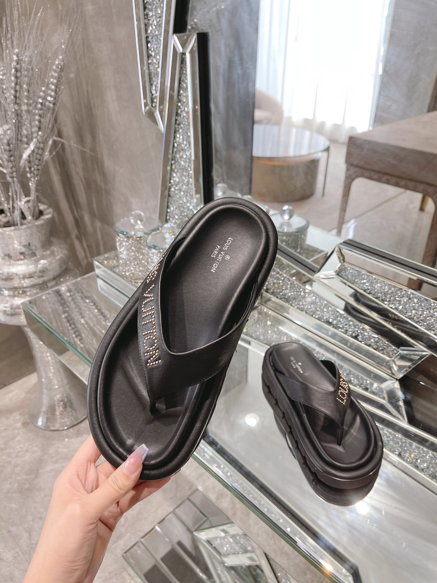 L0vis Vvtt0n Women’s The Pool Pillow Flat Comfort Thong Black For Women LV 1AABF9