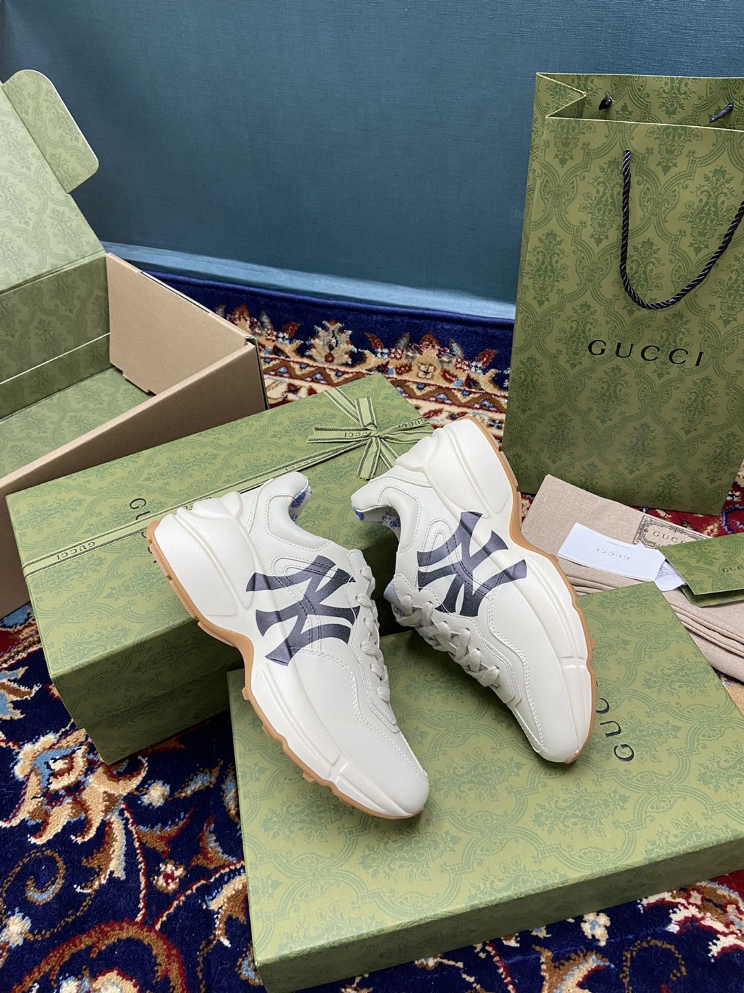 Gvc*1 Men’s Rhyton Sneaker GG With NY Yankess White Ivory For Men 548638 DRW00 9022