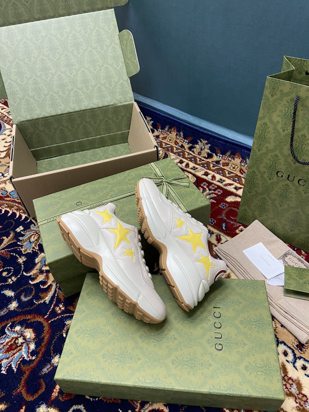 Gvc*1 Men’s Rhyton Sneaker With Stars White For Men 660938 2SH10 9560