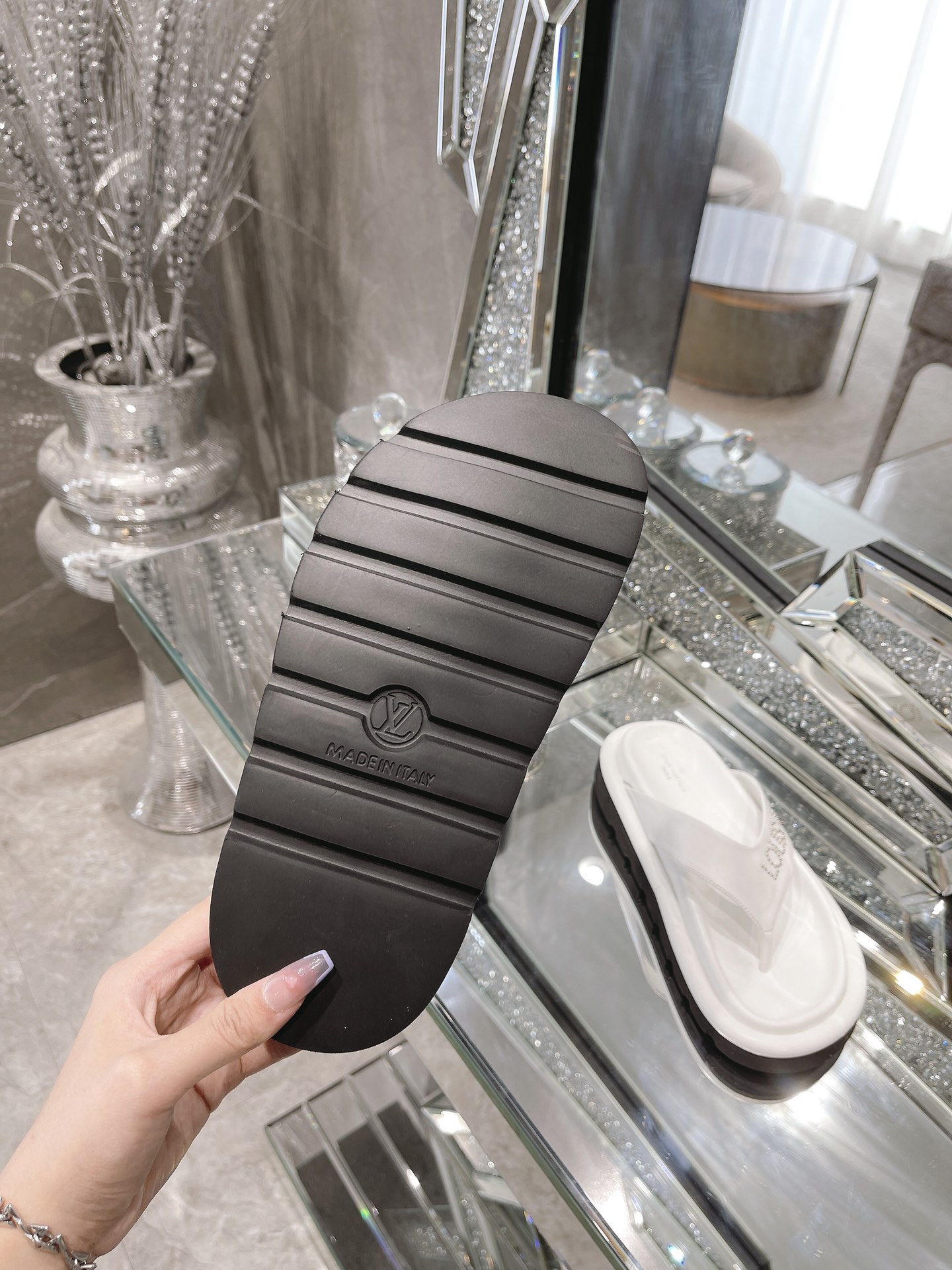 L0vis Vvtt0n Women’s The Pool Pillow Flat Comfort Thong Black For Women LV 1AABF9