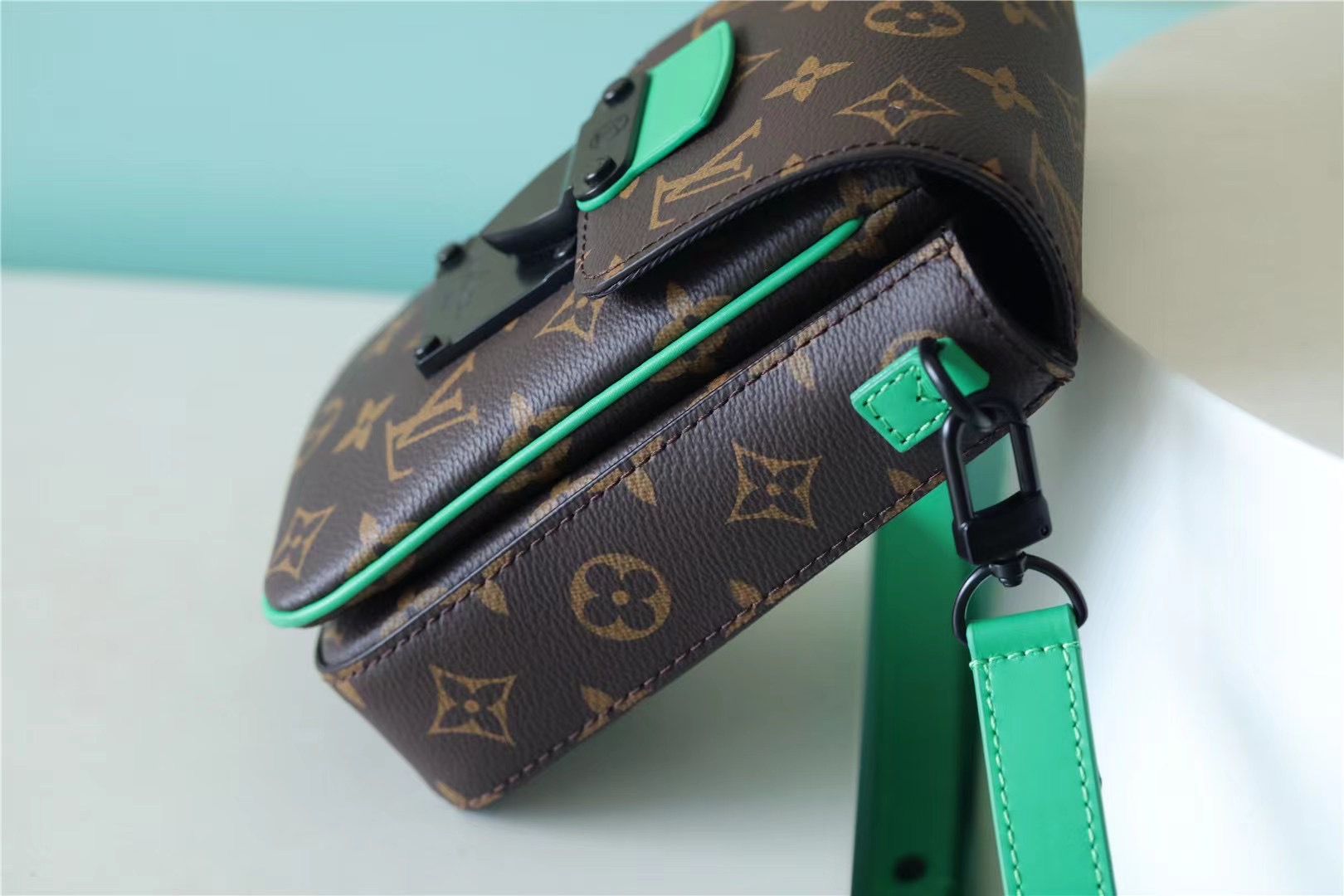 L0vis Vvtt0n S-Lock Vertical Wearable Wallet Monogram Macassar Green For Men, Men’s Bags, Shoulder And Crossbody Bags 7.5in/19cm LV