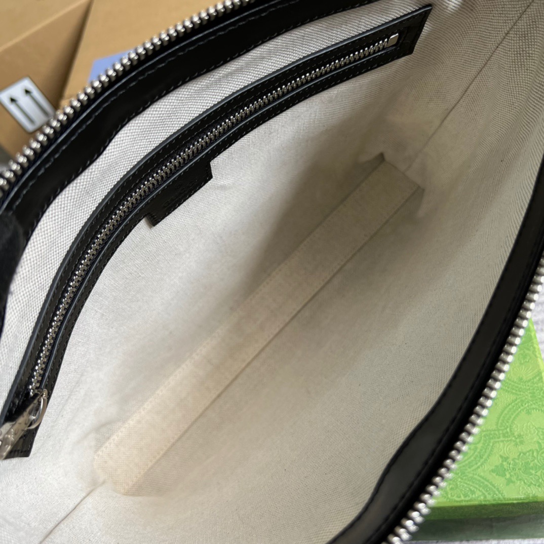 Gvc*1 GG Embossed Medium Messenger Bag Black GG Embossed For Men 12in/31cm GG 696009 1W3CN 1000