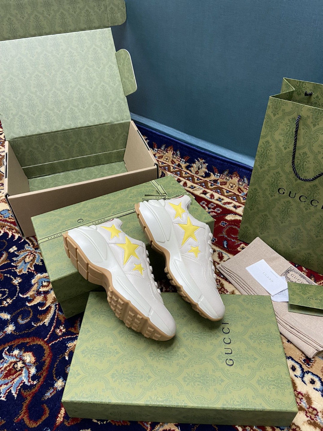 Gvc*1 Men’s Rhyton Sneaker With Stars White For Men 660938 2SH10 9560