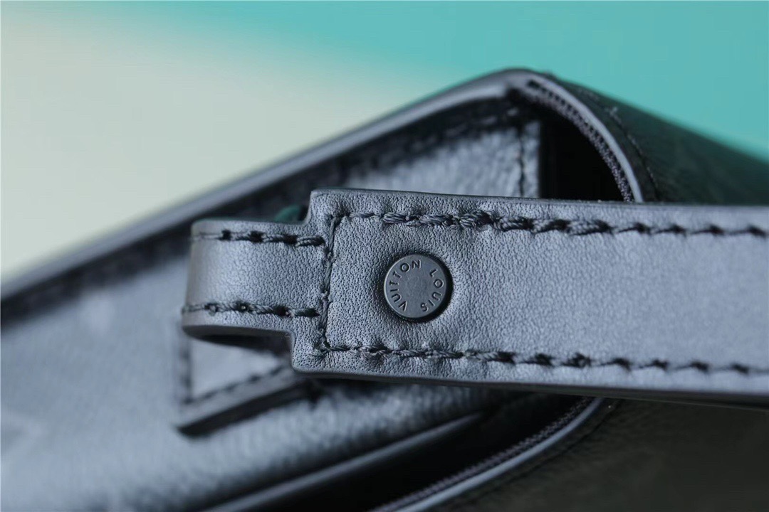 L0vis Vvtt0n S Lock A4 Pouch Taurillon Black For Men, Men’s Bags, Shoulder And Crossbody Bags 10.6in/27cm LV