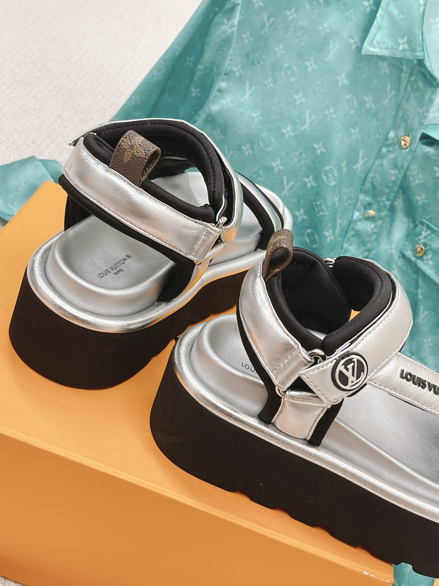 L0vis Vvtt0n Women’s Pool Pillow Flatform Comfort Sandal Sliver For Women LV 1AACHA