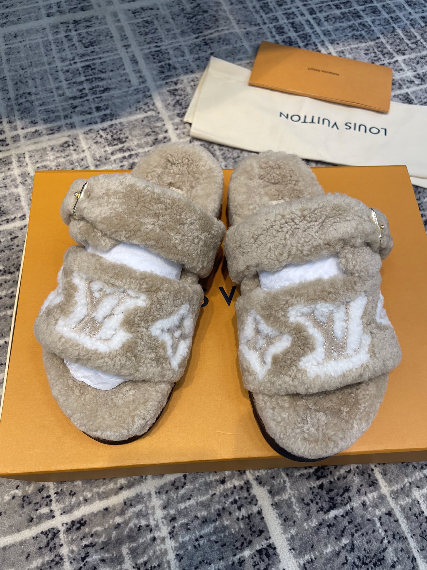 L0vis Vvtt0n Women’s Paseo Flat Comfort Mule Beige For Women LV