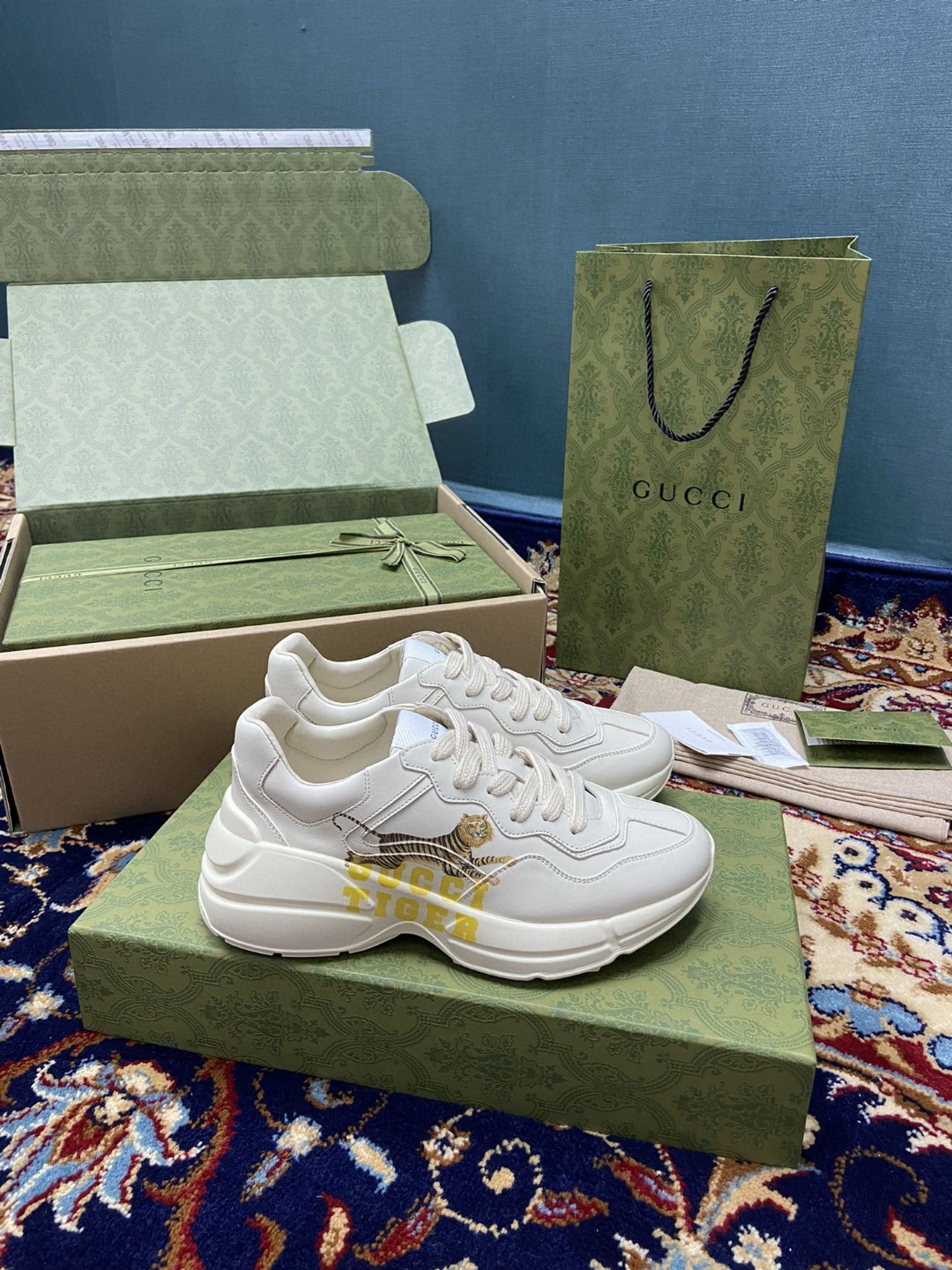 Gvc*1 Men’s Rhyton Sneakers With Gvc*1 Tiger White Ivory For Men 687611 DRW00 9522