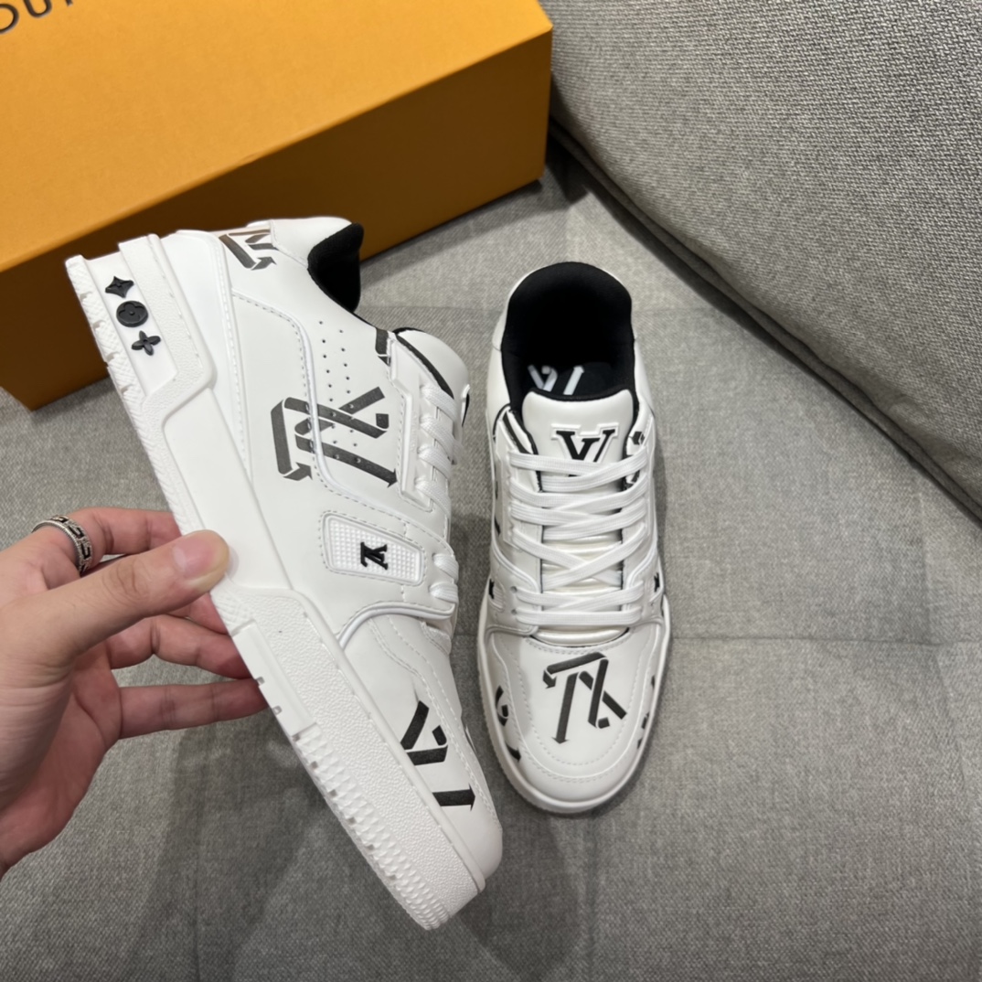 L0vis Vvtt0n LV Trainer Sneaker Black For Men LV 1AAGY7