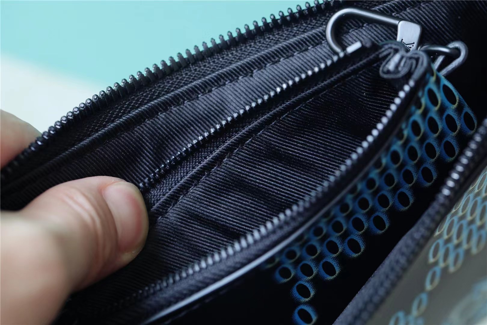 L0vis Vvtt0n Trio Messenger Damier Spray Blue For Men, Men’s Bags, Shoulder And Crossbody Bags 9.5in/25cm LV