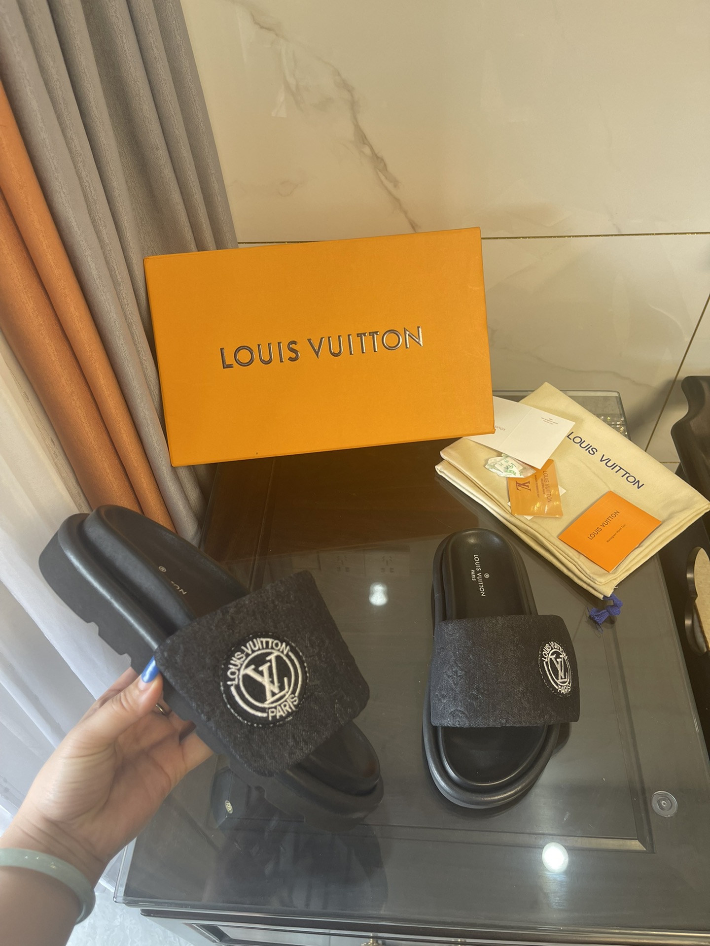 L0vis Vvtt0n Women’s Pool Pillow Comfort Flat Mule Black For Women LV