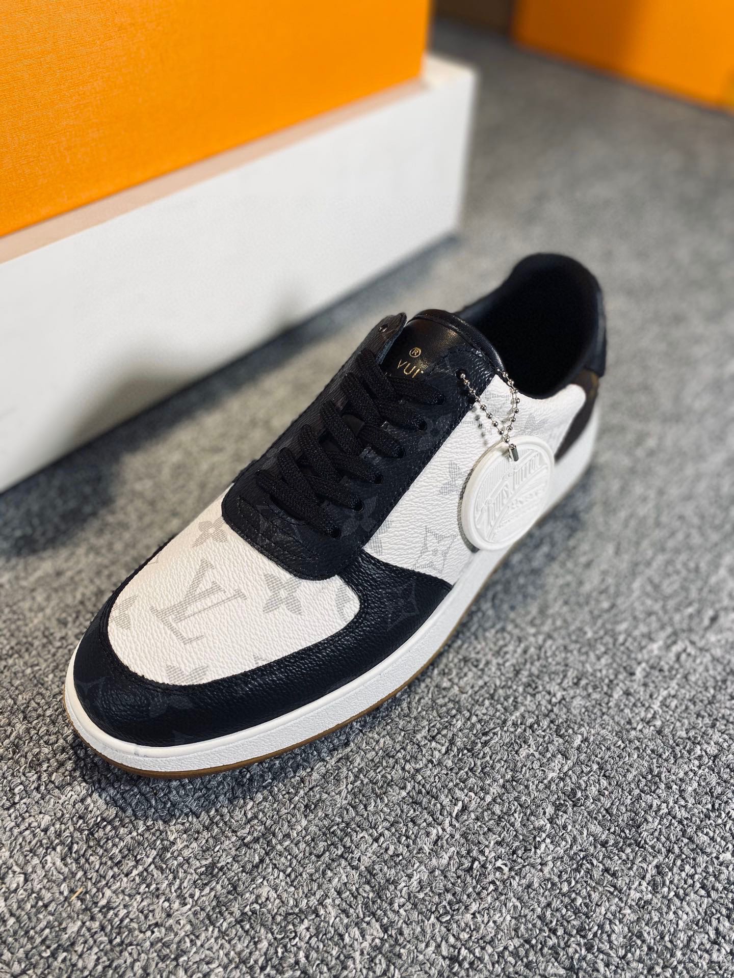 L0vis Vvtt0n Rivoli Sneaker Black And White For Men LV