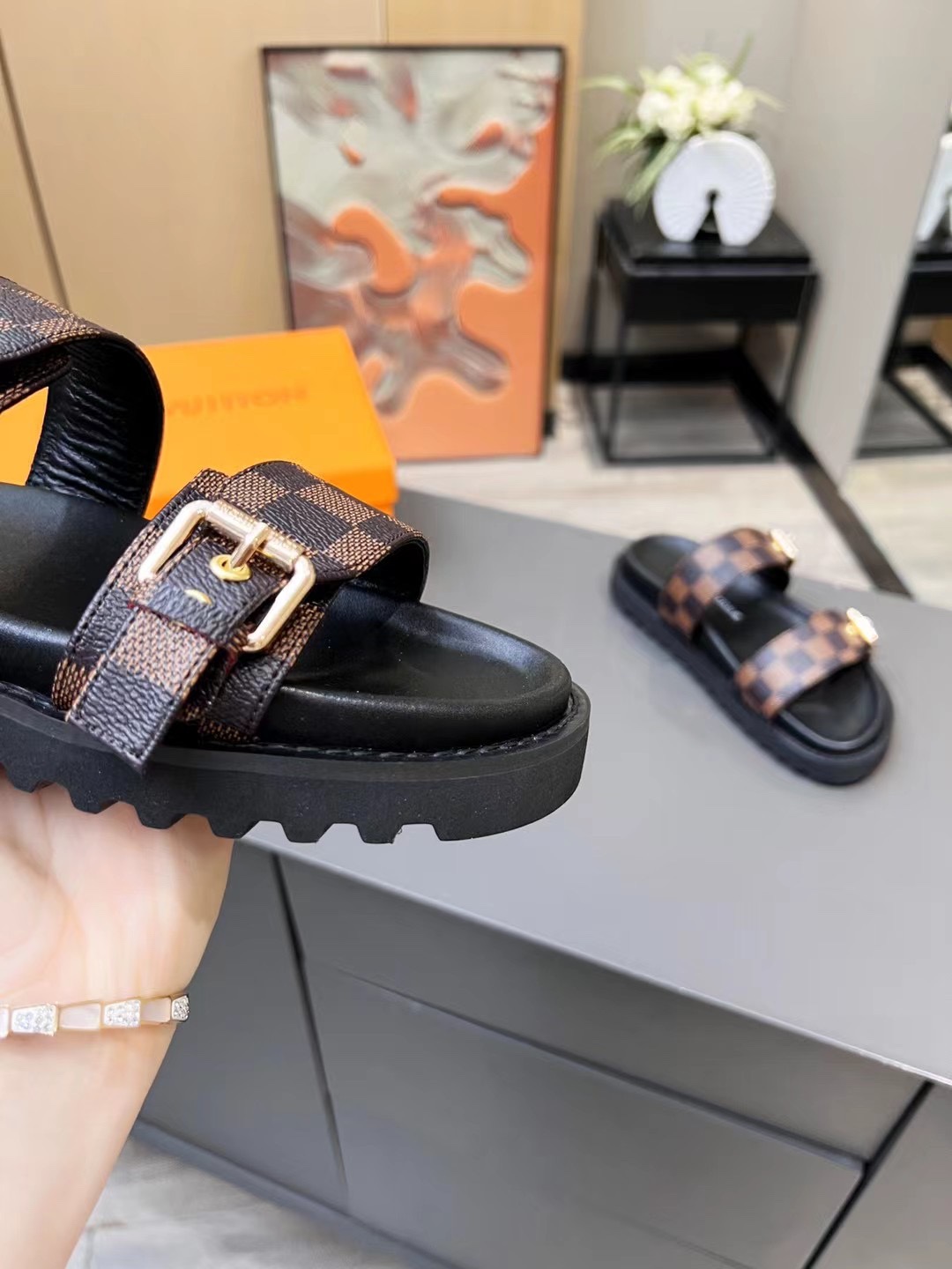 L0vis Vvtt0n Women’s Bom Dia Flat Mule Brown For Women LV