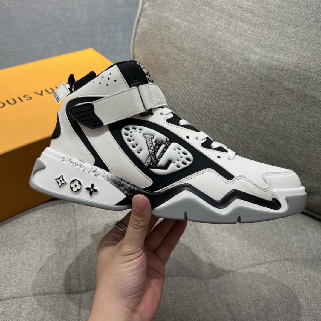 L0vis Vvtt0n LV Trainer 2 Sneaker White For Men LV 1AAH95