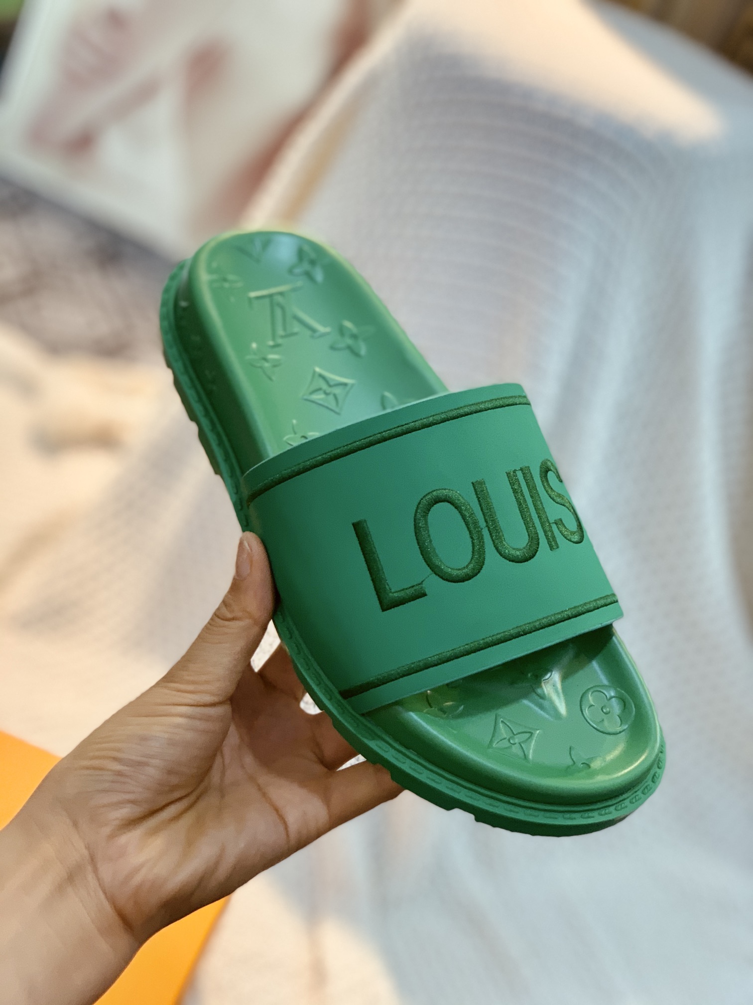 L0vis Vvtt0n Women’s Pool Pillow Flat Comfort Mule Green For Women LV