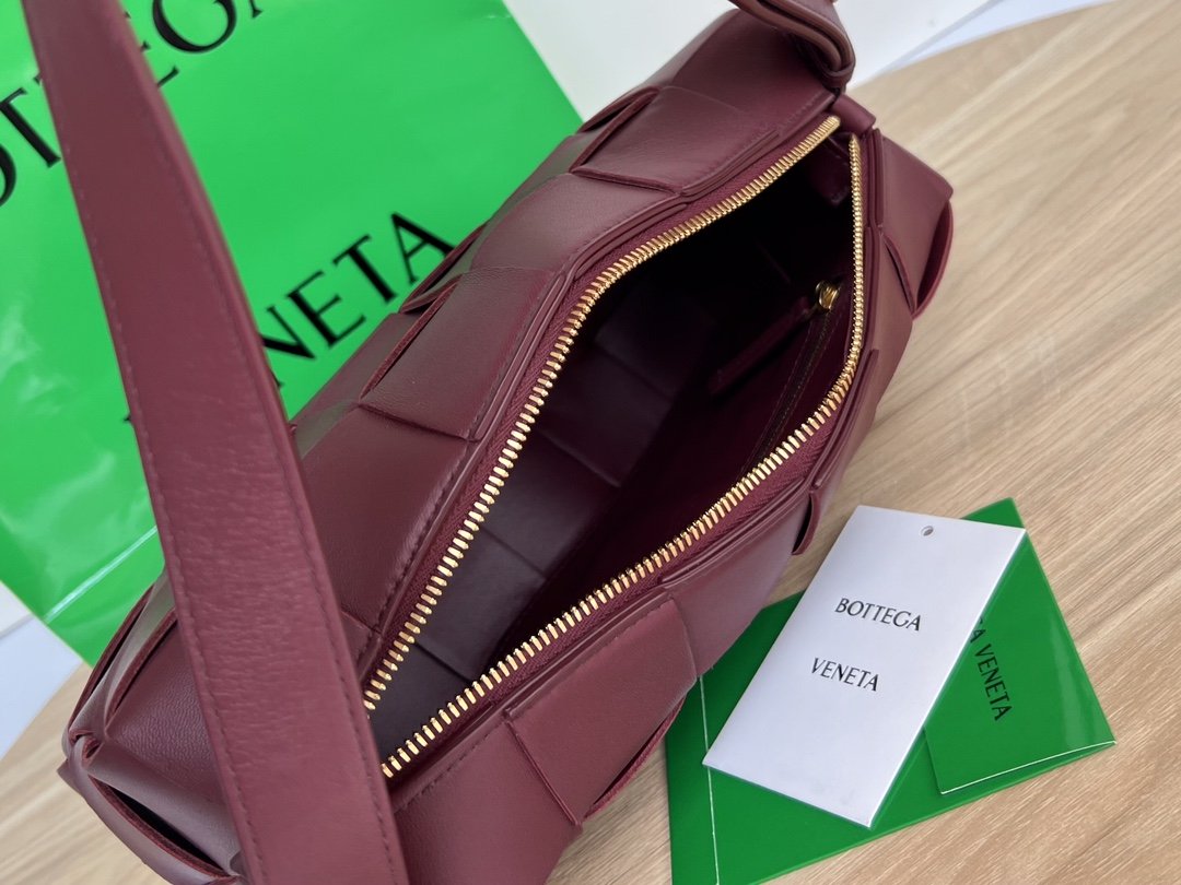 B0tt*ga Ven*ta Brick Cassette Red, For Women, Women’s Bags 11in/28cm